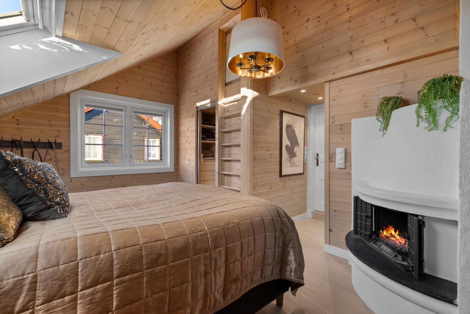 Her er det peis og inngang til et omkledningsrom. Galleribilde