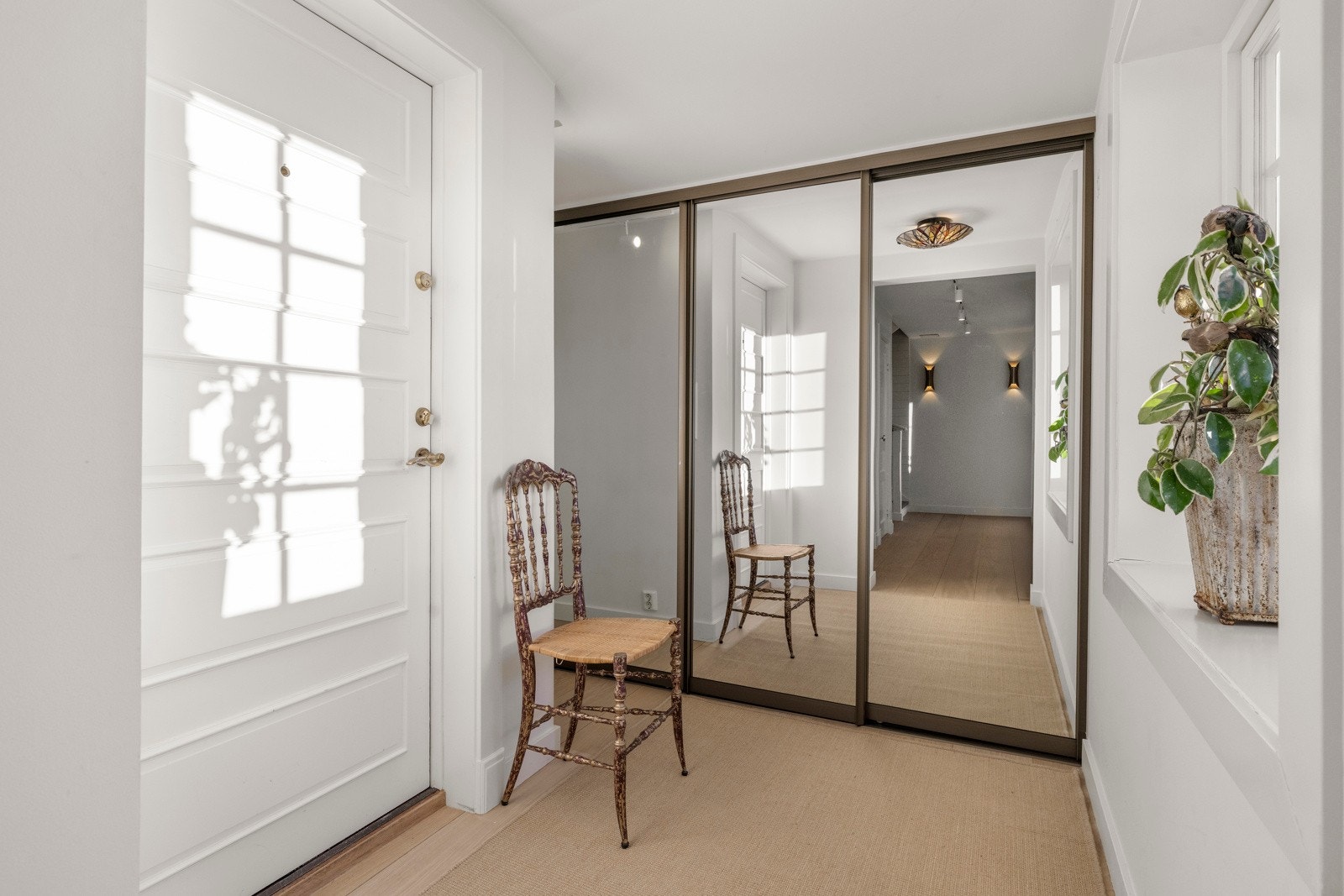 Hyggelig entré som er romslig og gir et godt førsteinntrykk samt fungerer som det naturlige knutepunktet i boligen. Galleribilde