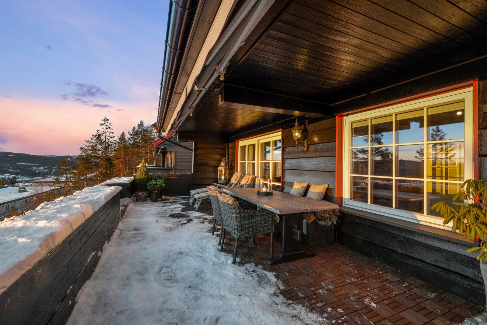 Her er det god plass til lounge, spisebord, grill, solstoler eller annet ønskelig utemøblement. Galleribilde