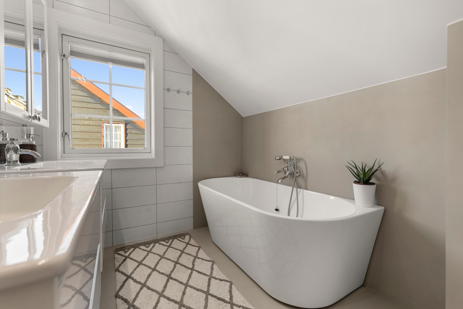 Badet har mikrosement på gulv fra 2023 med elektriske varmekabler. Galleribilde