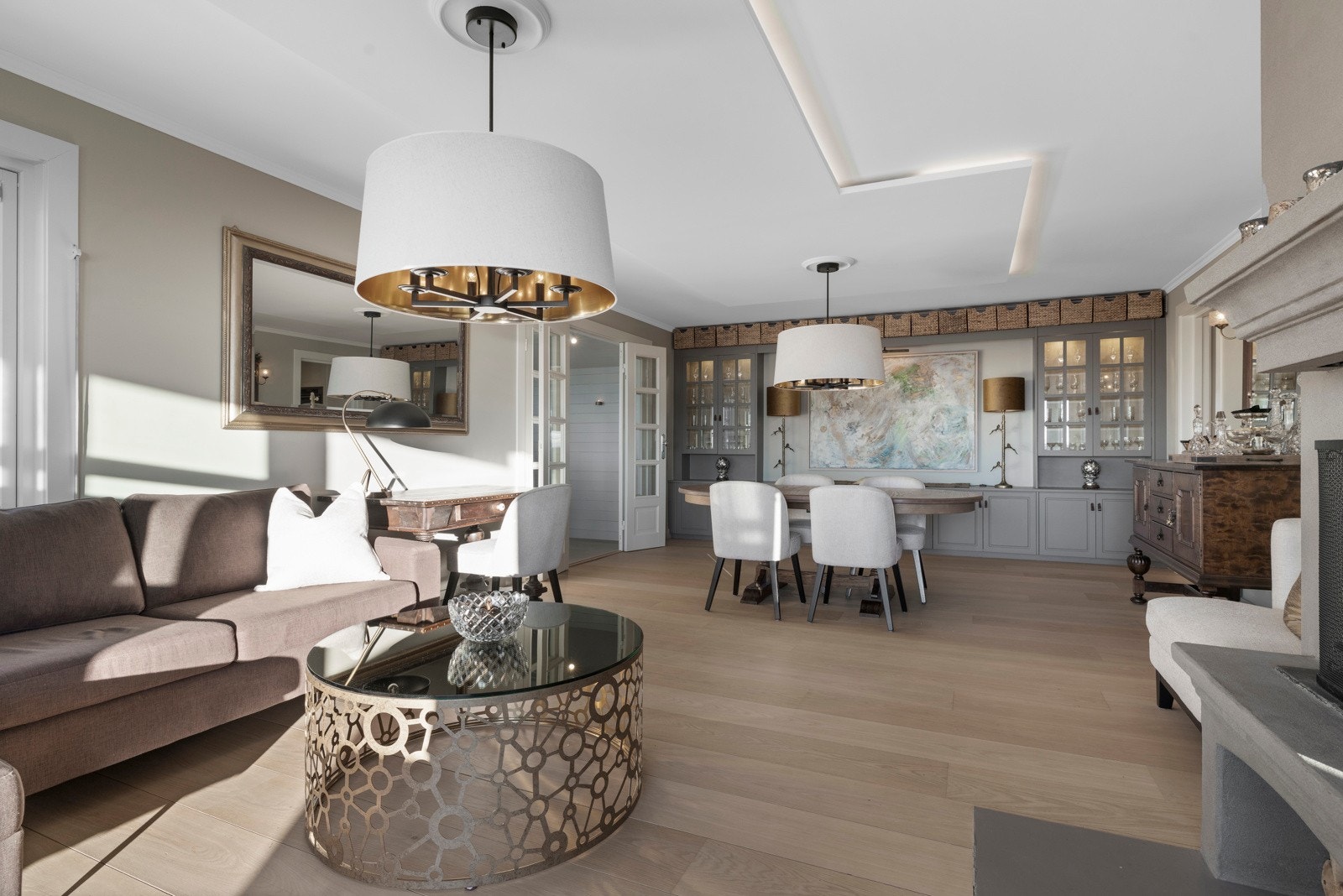 Sentralt i stuen er det plassert en hyggelig peisovn som gir godt med varme og hyggelige stunder på de kaldere dagene. Galleribilde