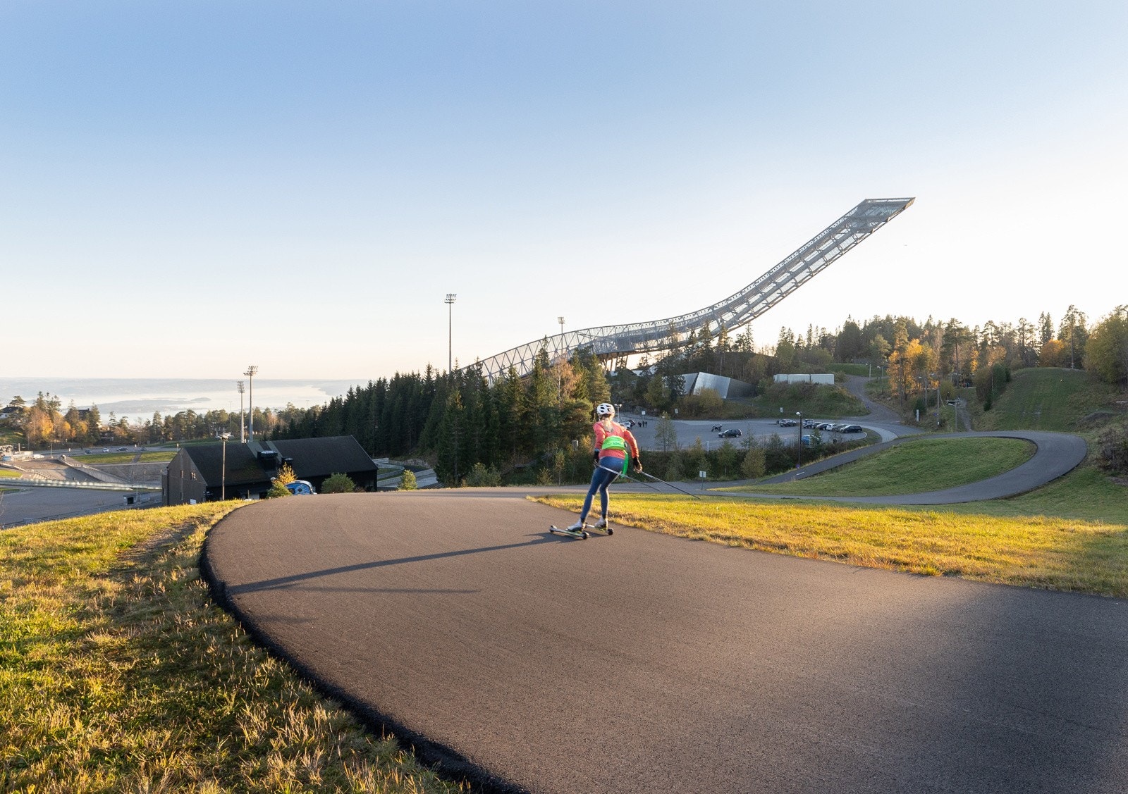Det er god offentlig kommunikasjon i området. Voksenlia T-banestasjon ligger ca. 400 meter fra boligen og tar deg til Majorstuen på rundt 24 minutter. Galleribilde