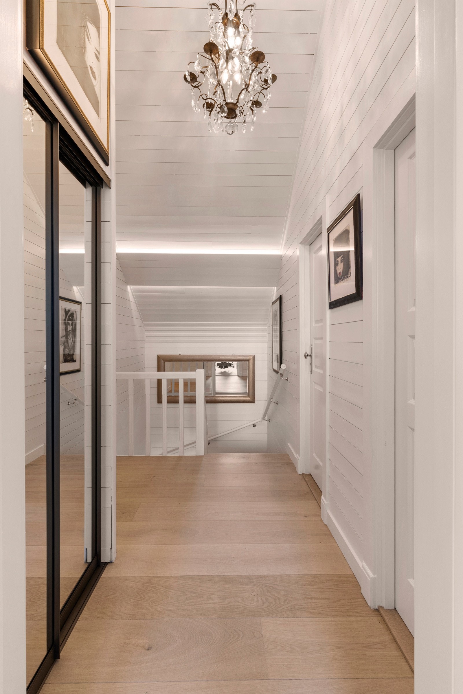 Trappen fører opp til en gang innredet med plassbygde skyvedører. Galleribilde