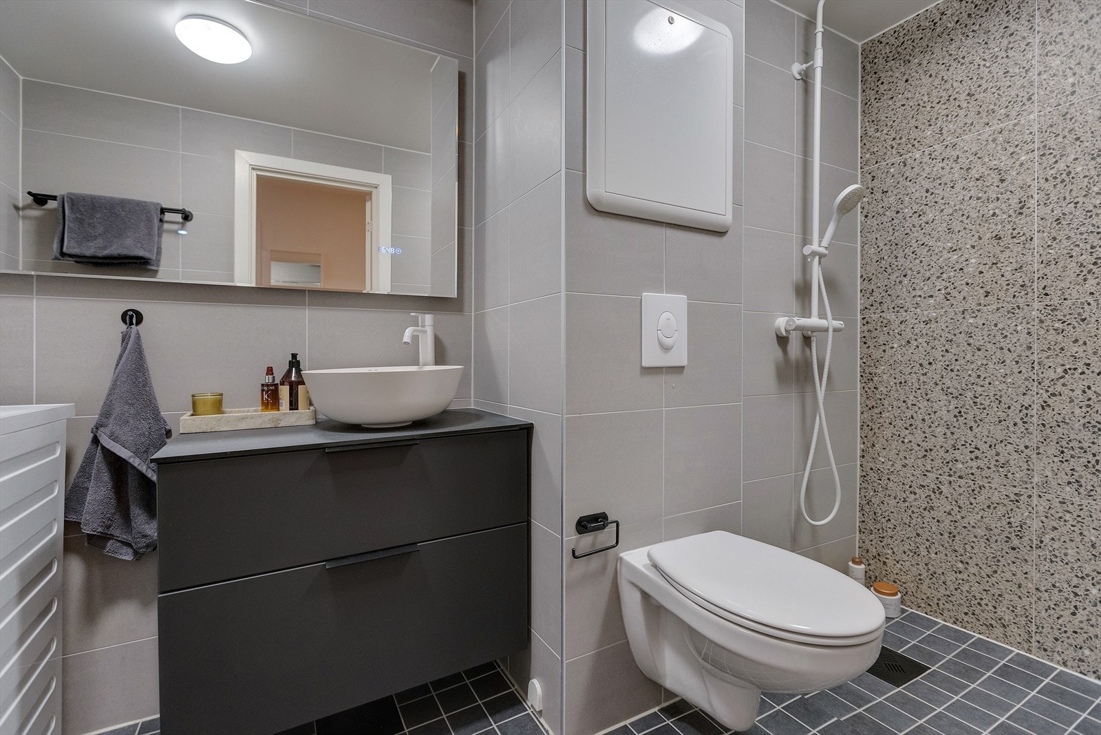 Pent flislagt baderom fra 2021 Galleribilde