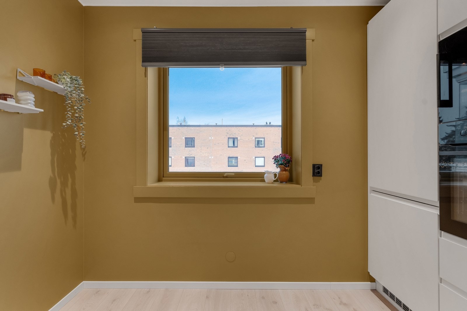 Fin mengde lysinnslipp fra vinduet Galleribilde