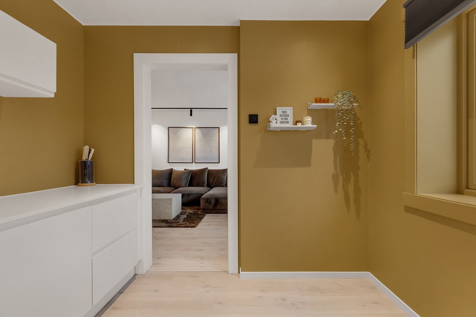 Delikate og behagelige fargetoner gjennom hele leiligheten Galleribilde