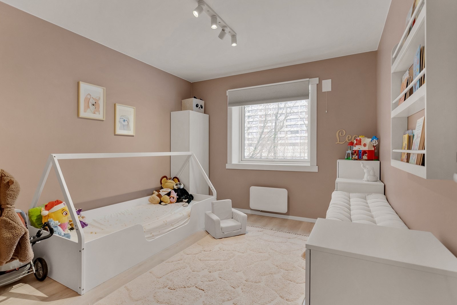 Soverom 2: kan benyttes som leilighetens kontor, barnerom eller gjesterom etter ønskelig behov Galleribilde