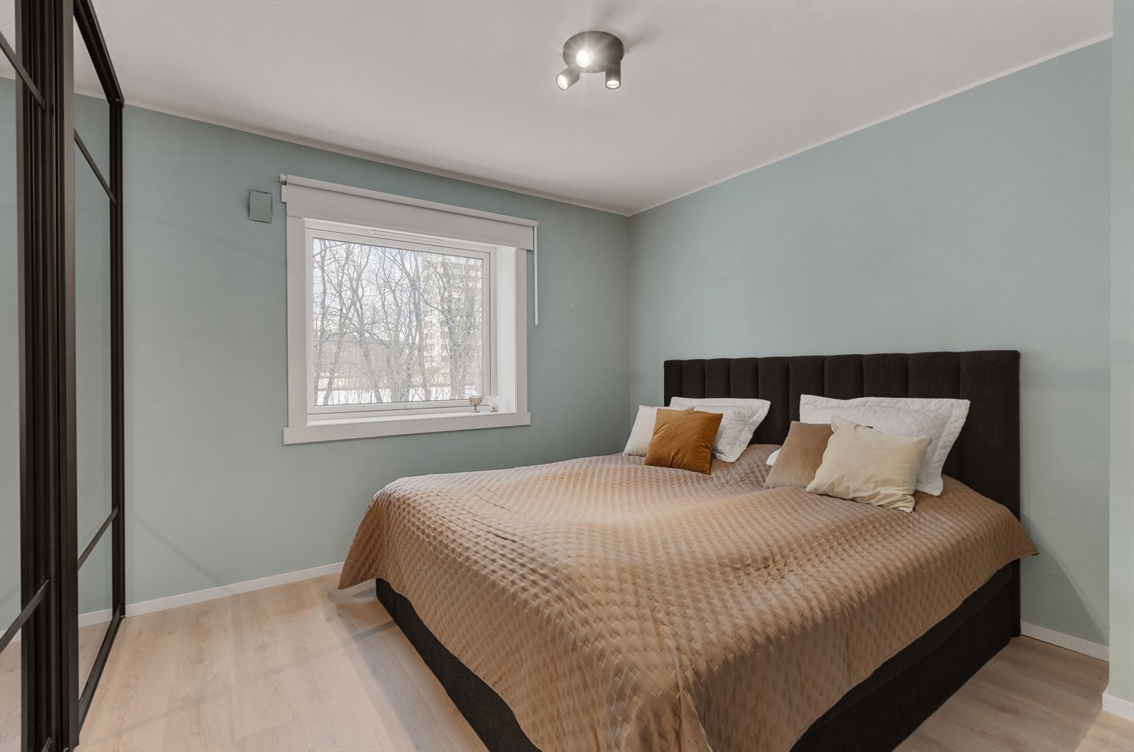 Romslig med god plass til dobbeltseng og ønskelig møblement Galleribilde