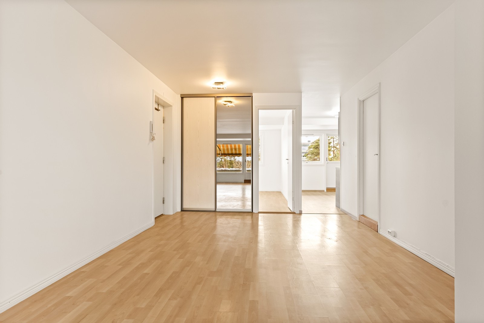 En romslig spisestue fungerer som leilighetens sentrale samlingspunkt. Galleribilde