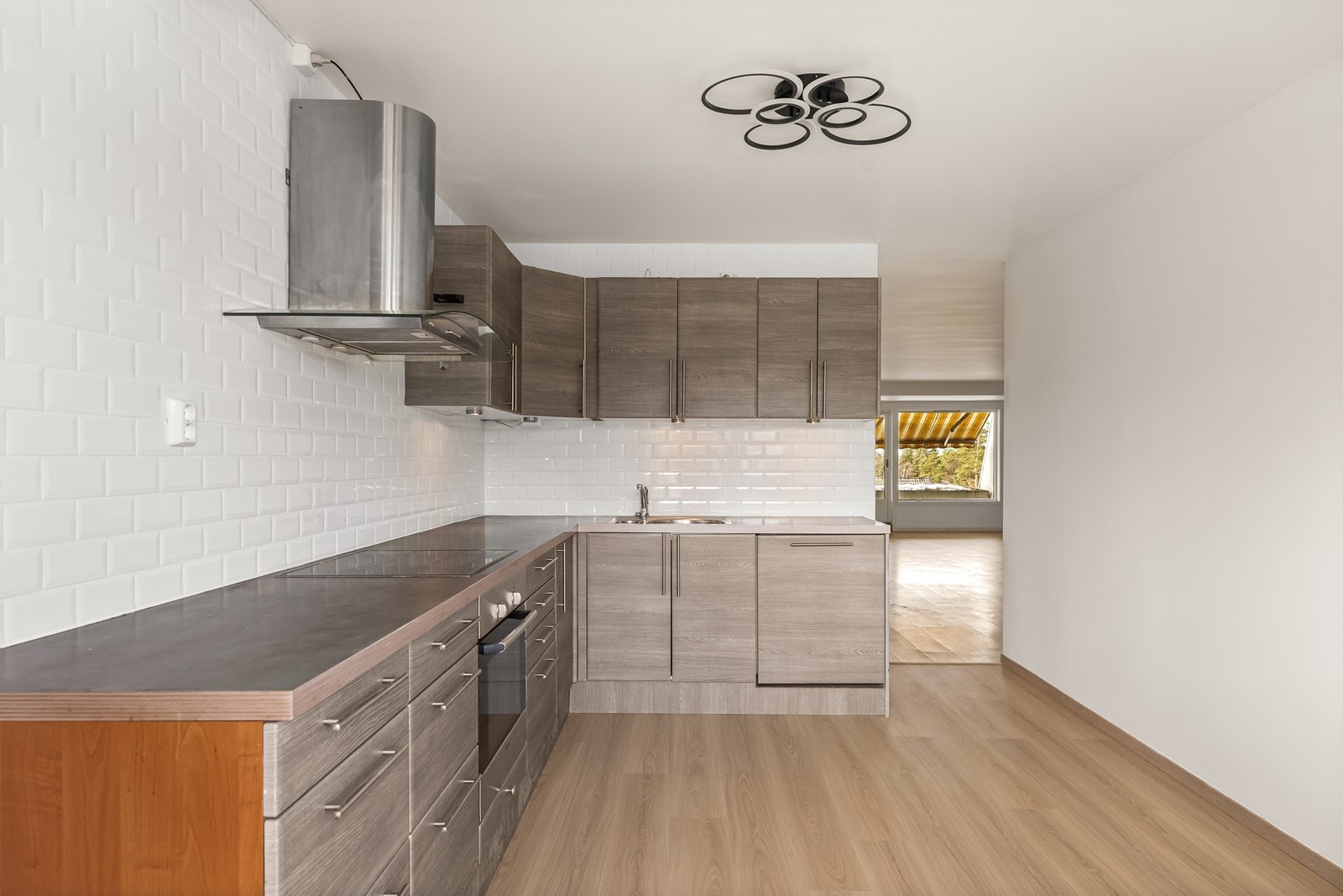 Romslig kjøkken med god benke- og skapplass. Galleribilde