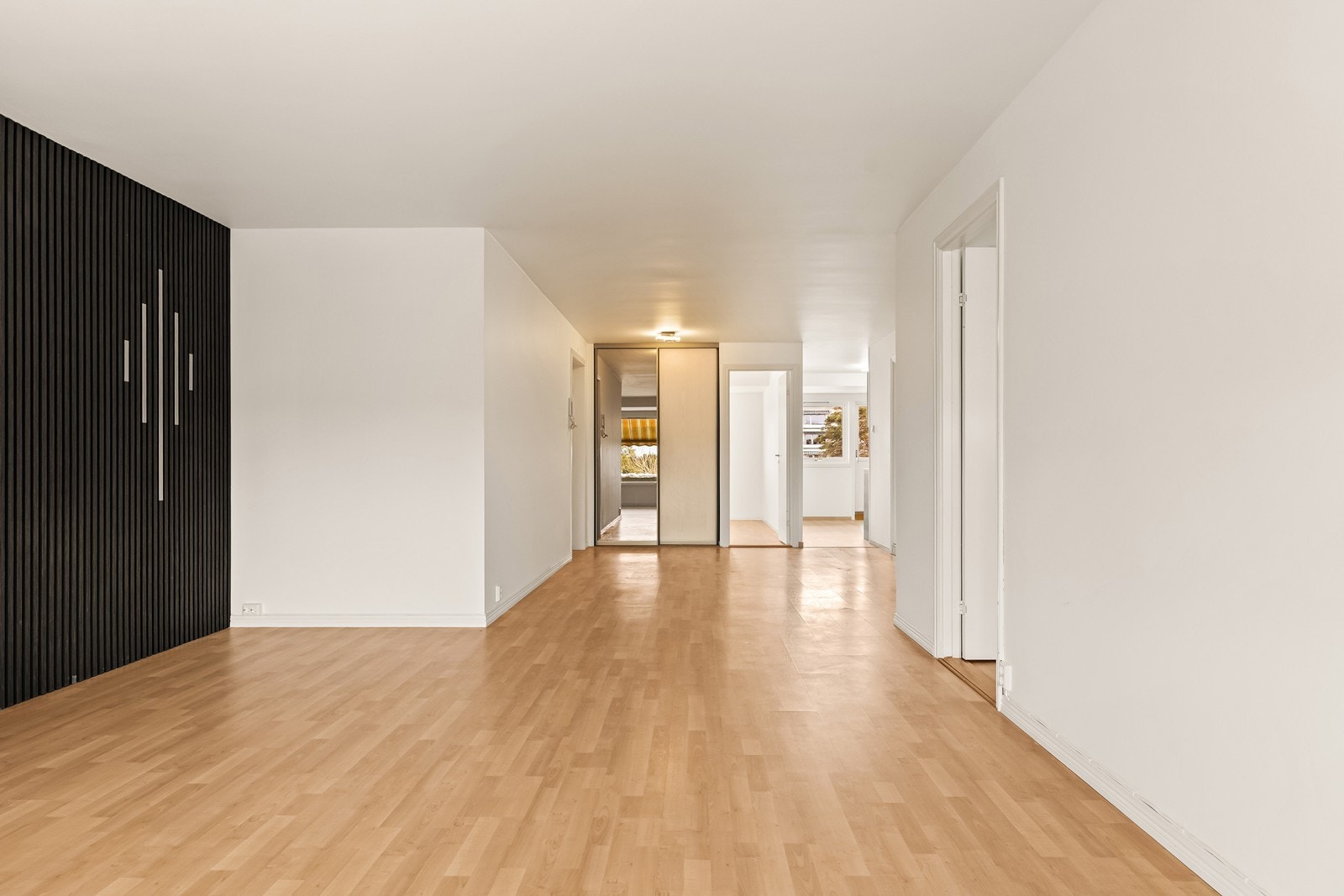 Herfra er det en åpen og oversiktlig passasje til alle boligens rom. Galleribilde