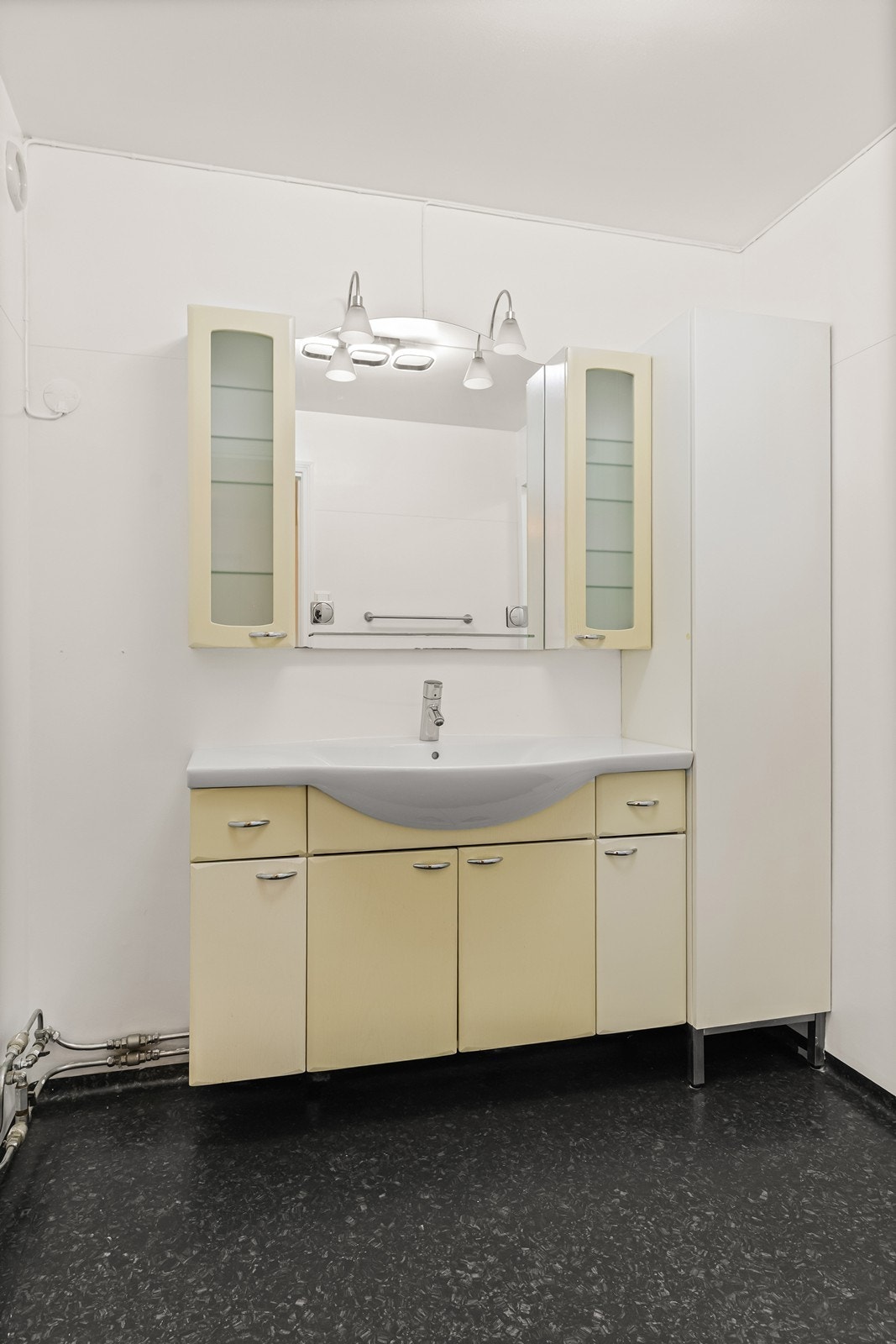 Badet er utstyrt med en heldekkende servant med underskap og tilhørende høyskap. Galleribilde