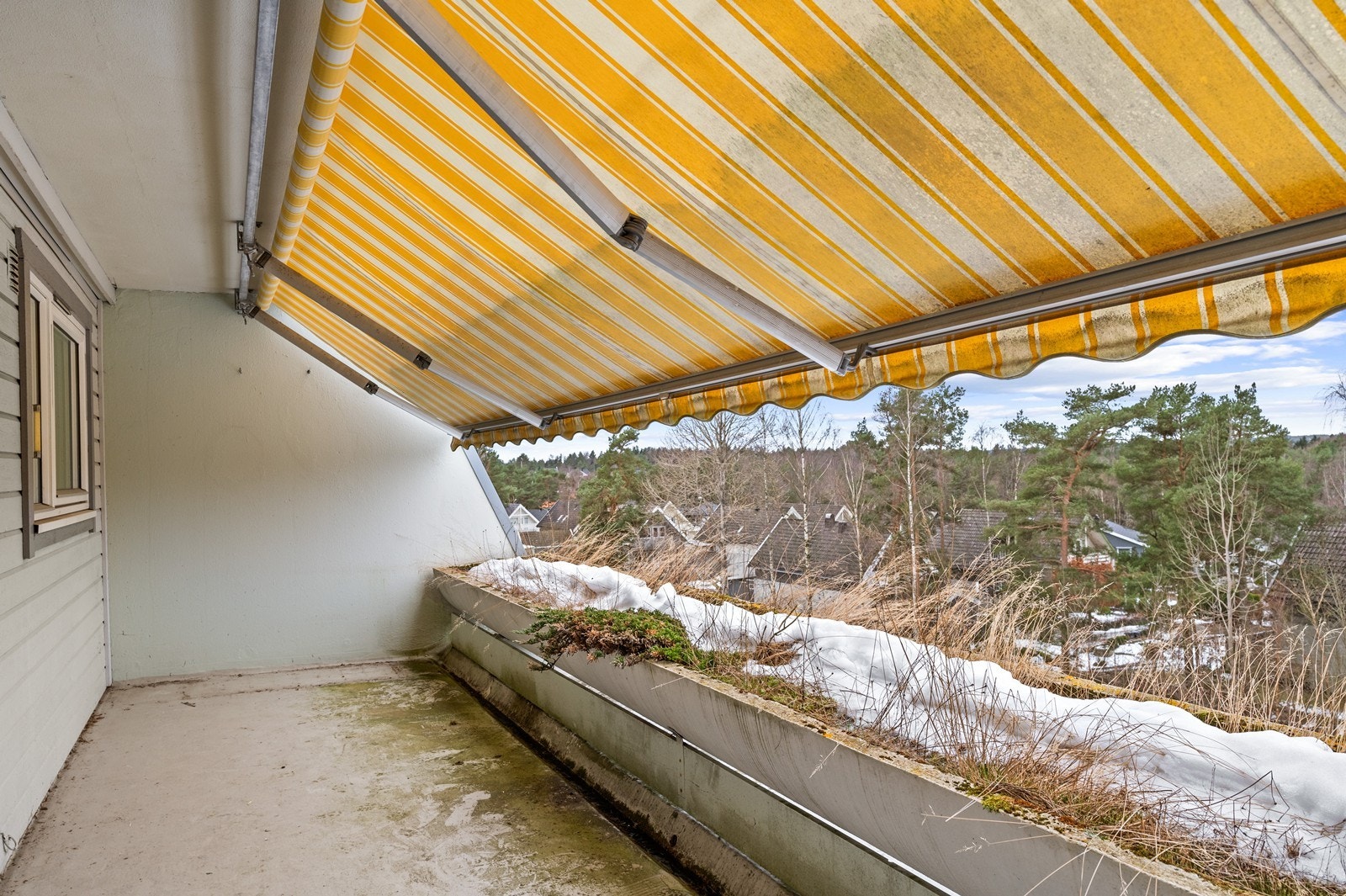 Balkongen utenfor stuen er utstyrt med markise for solskjerming. Galleribilde