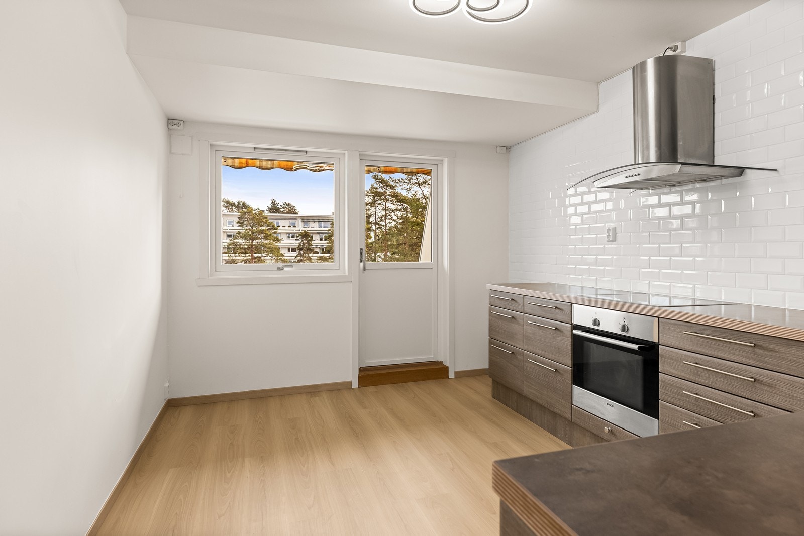 Kjøkkenet har plass til en spiseplass ved vinduet og egen utgang til balkong. Galleribilde