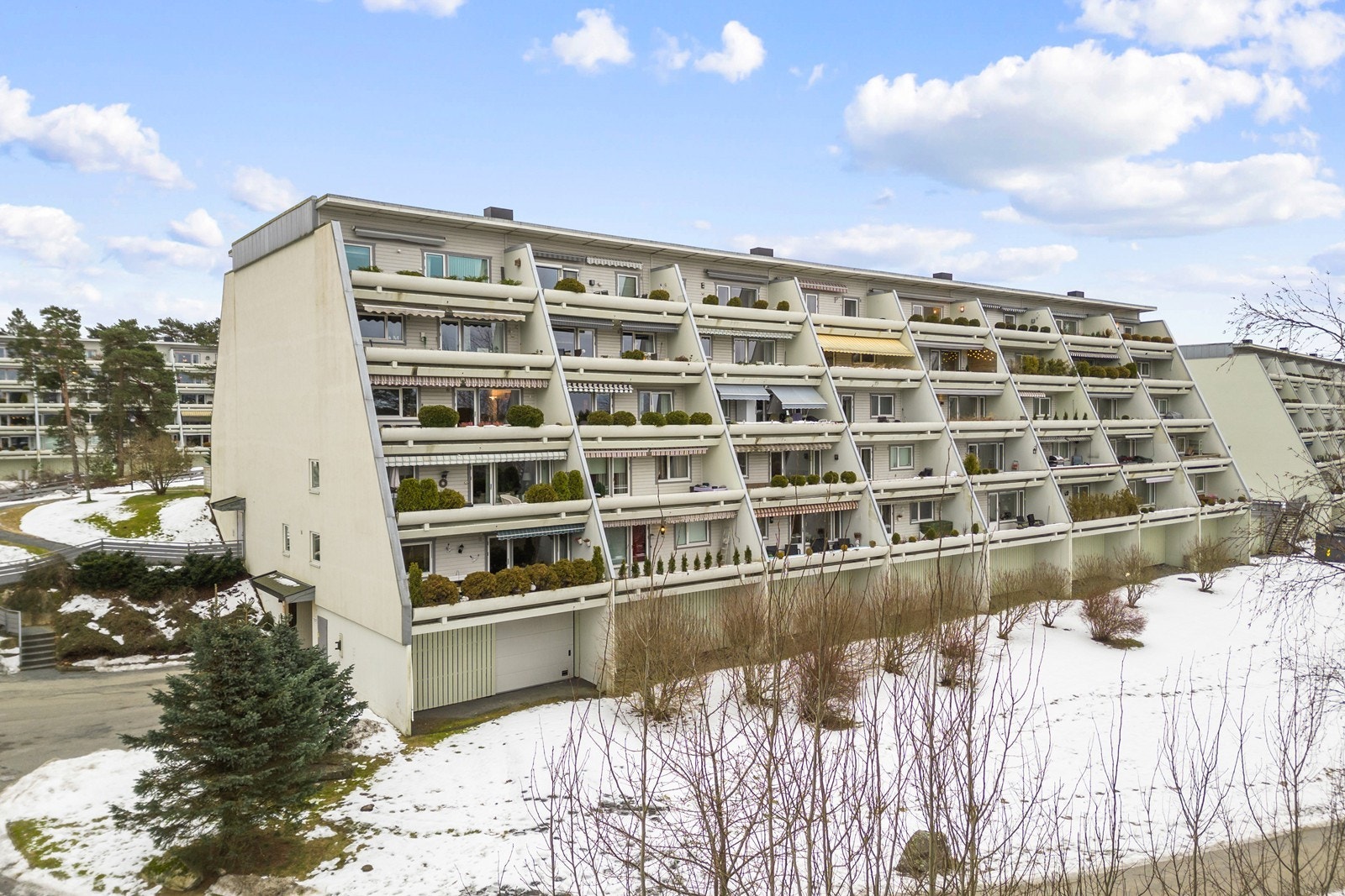 Byggets karakteristiske terrassearkitektur sikrer private og skjermede uteplasser for hver leilighet. Galleribilde