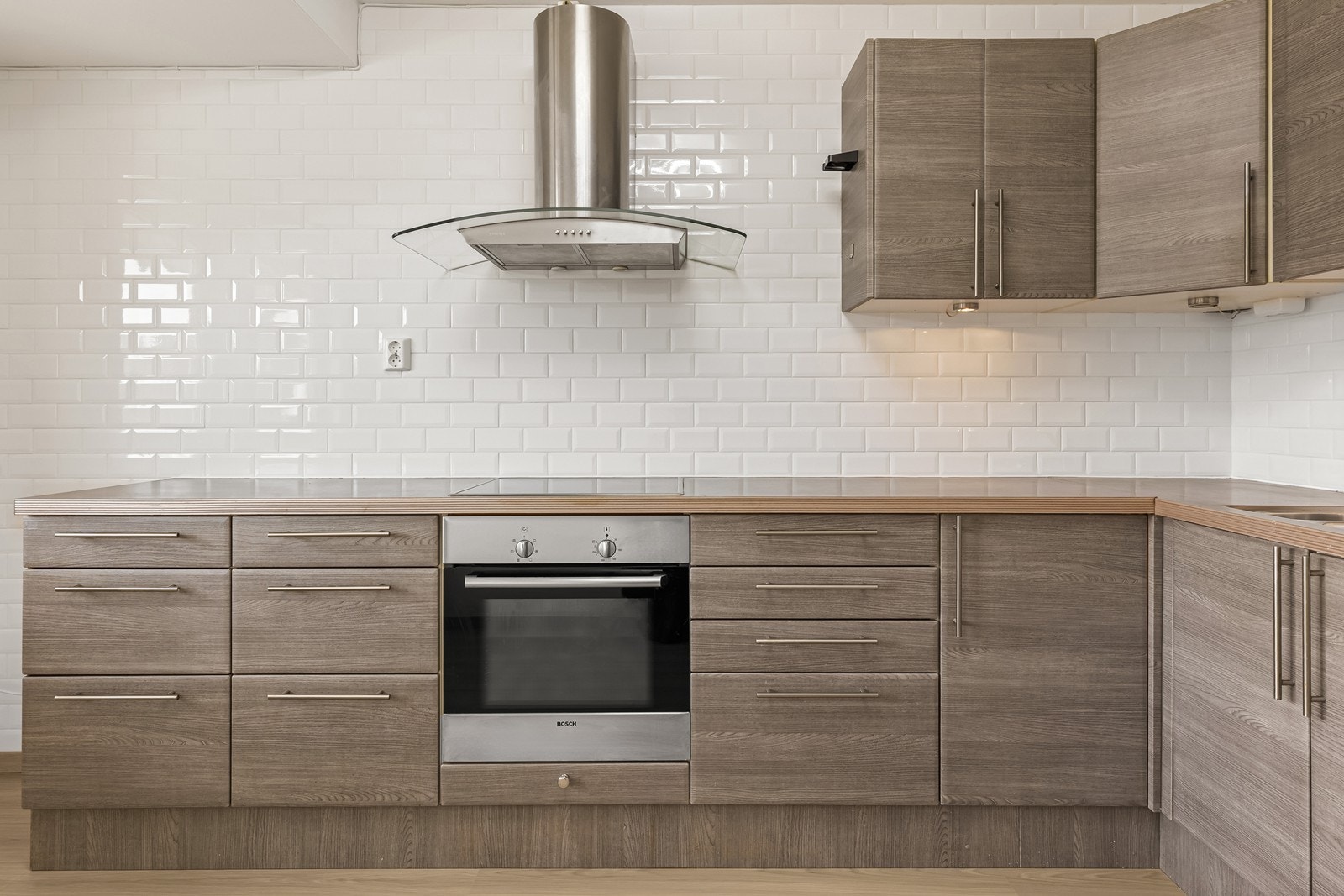 Kjøkkeninnredningen har integrert stekeovn, keramisk platetopp og ventilator i stål. Galleribilde