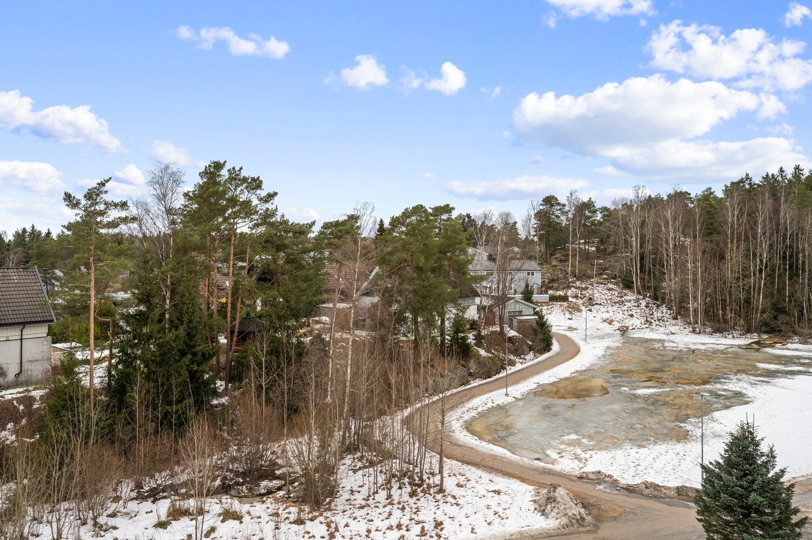 Kollektivtilbudet er godt, med bussholdeplass kun tre minutters gange fra boligen. Galleribilde