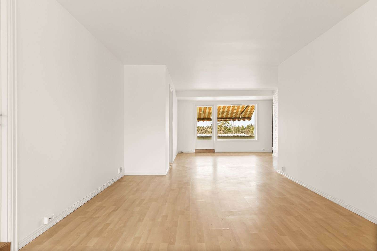 Stuen er et lyst og luftig rom med store vindusflater. Galleribilde