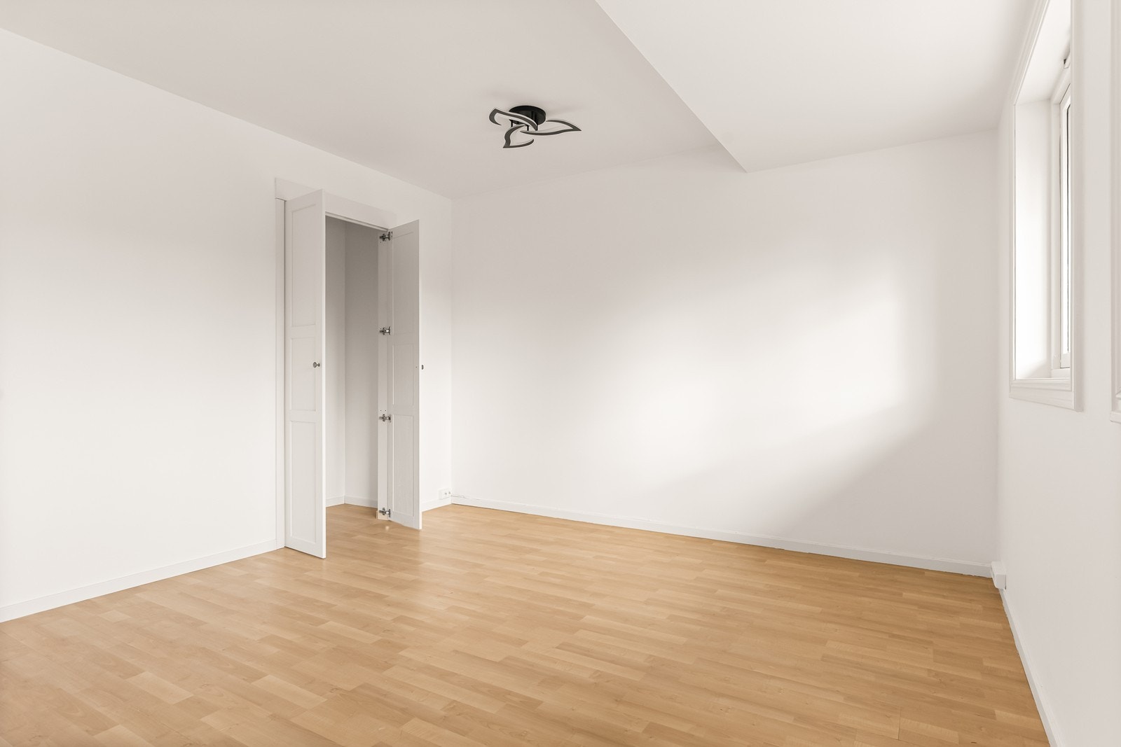 Rommet har plass til både seng og garderobeløsning eller kontorpult. Galleribilde