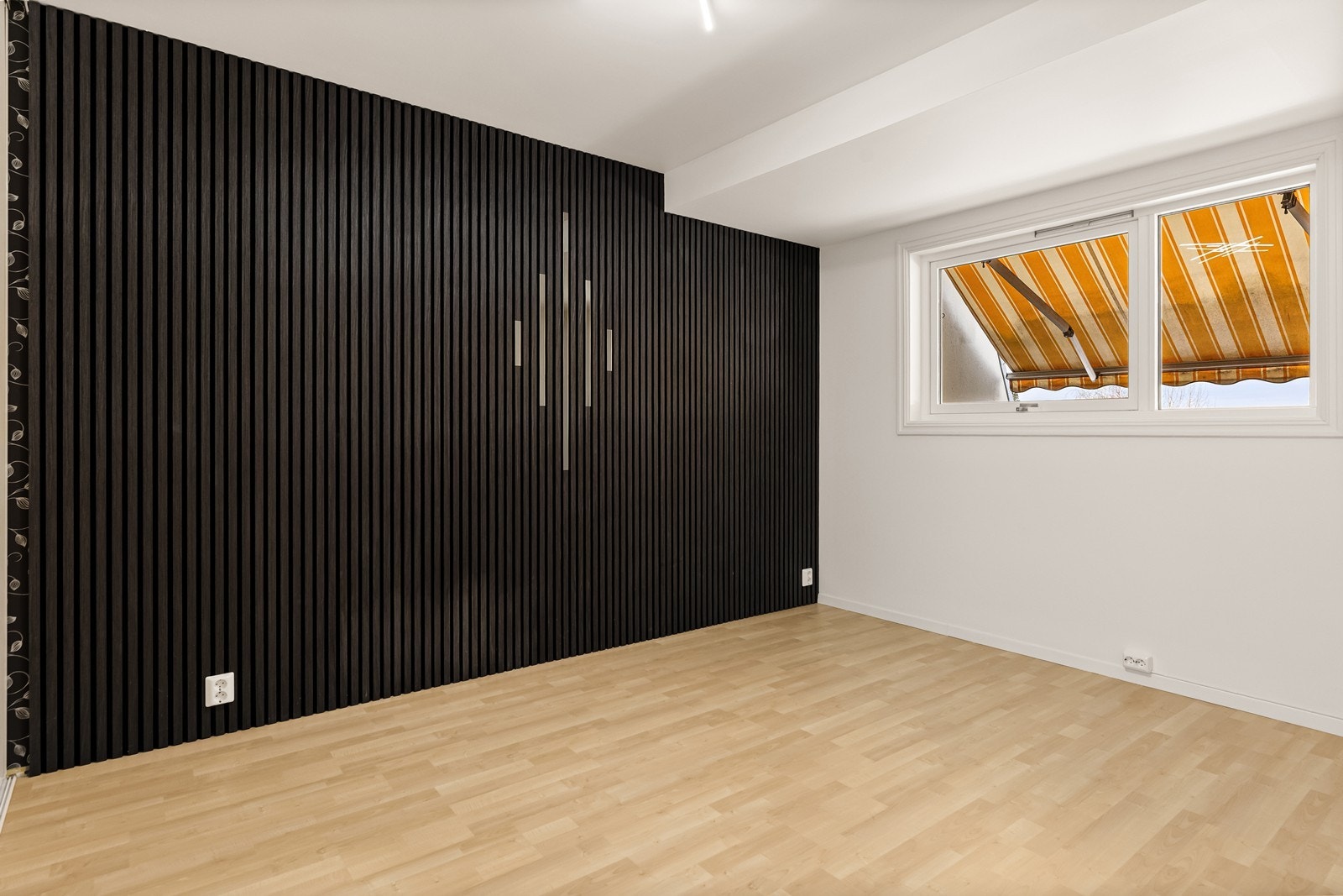 Hovedsoverommet har en stilig fondvegg med mørke spiler. Galleribilde