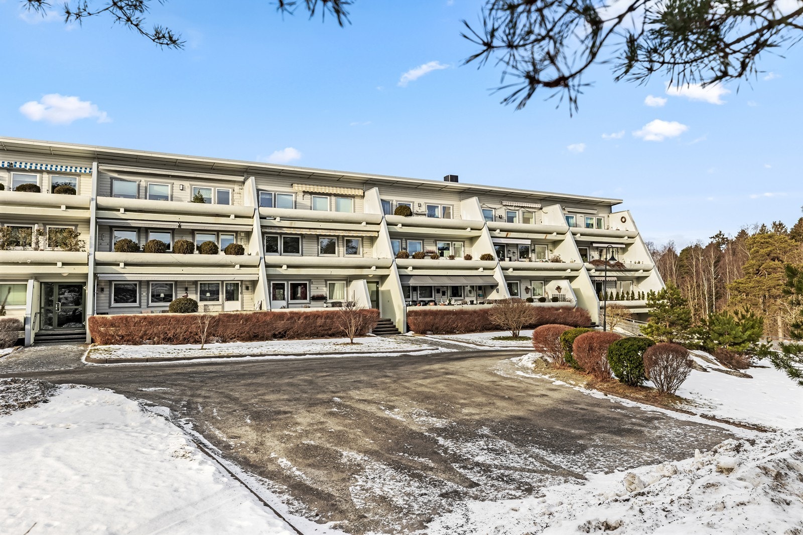 Velkommen til Skogholtet 6! Eiendommen ligger i et rolig og veletablert område med kort vei til butikker og servicetilbud. Galleribilde