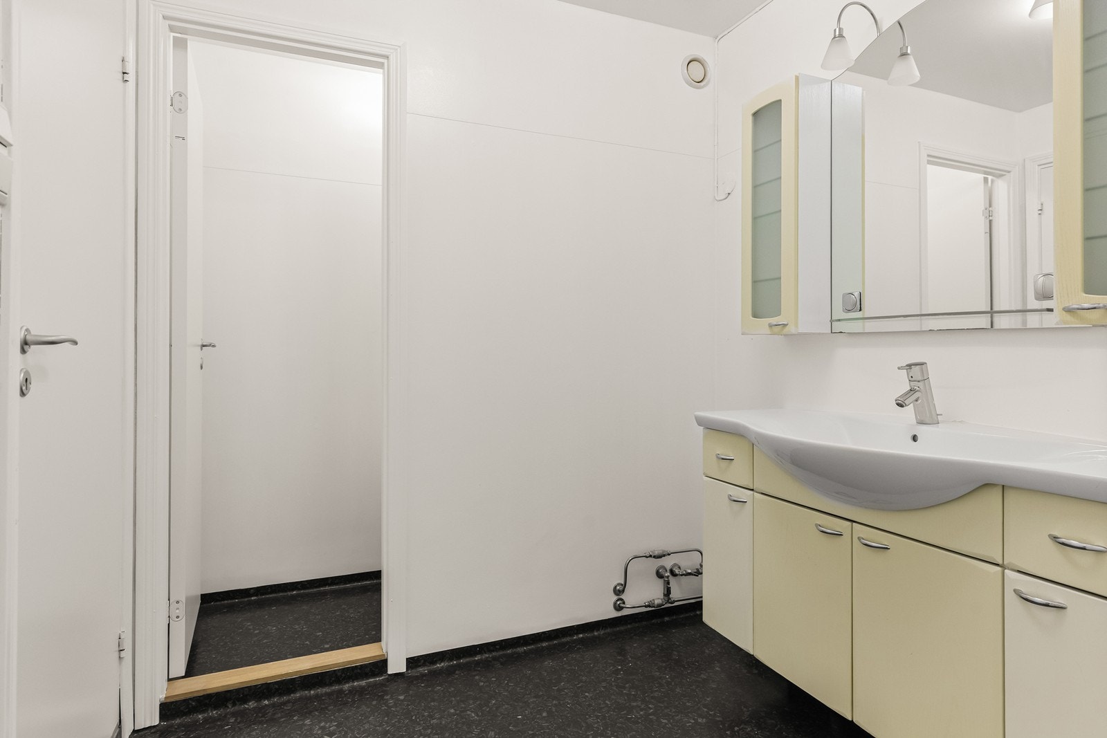 Fra baderomsdelen er det inngang til et separat toalettrom. Galleribilde