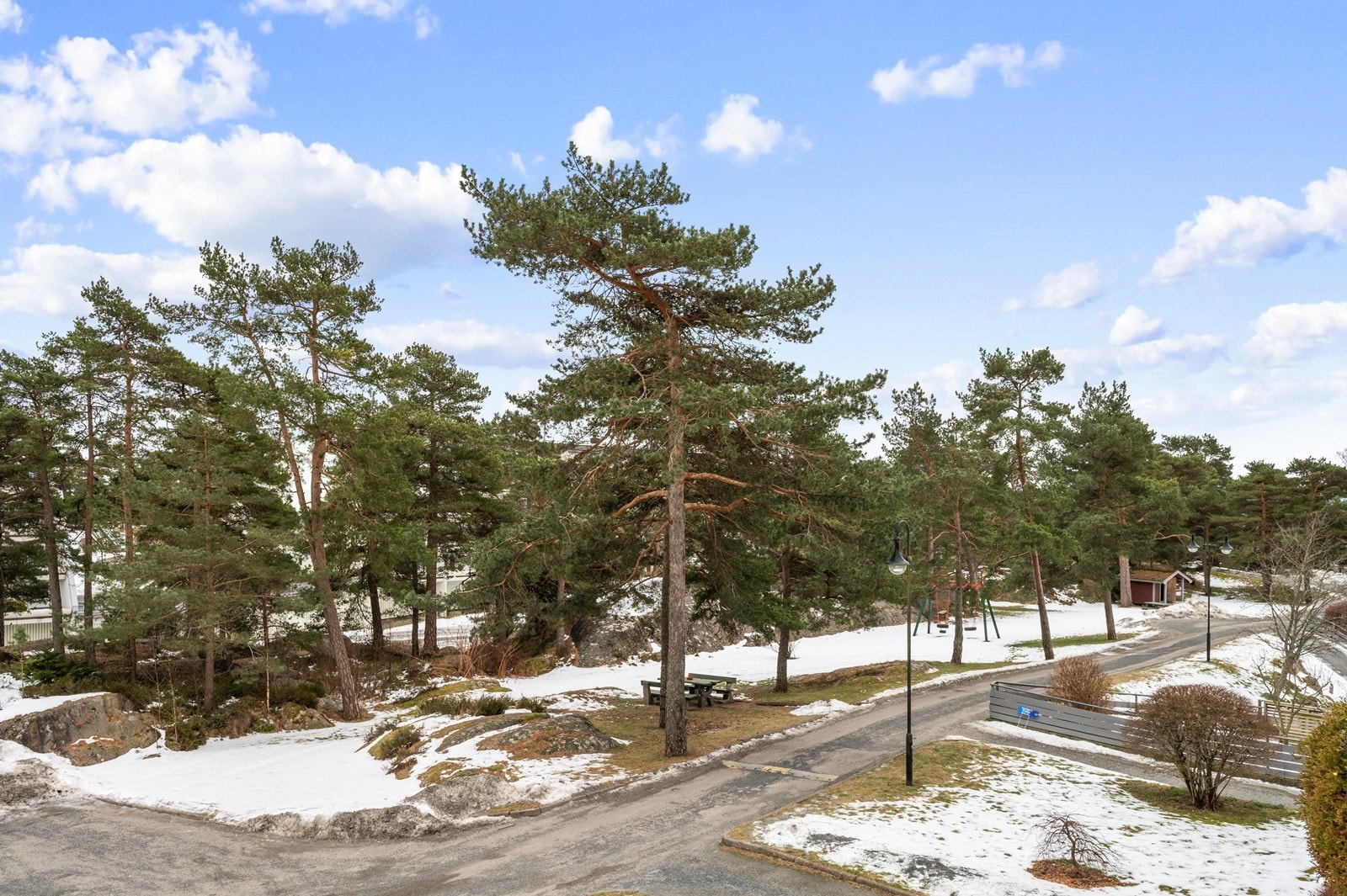 Nærområdet byr på opparbeidede fellesområder og nærhet til skog og mark. Galleribilde