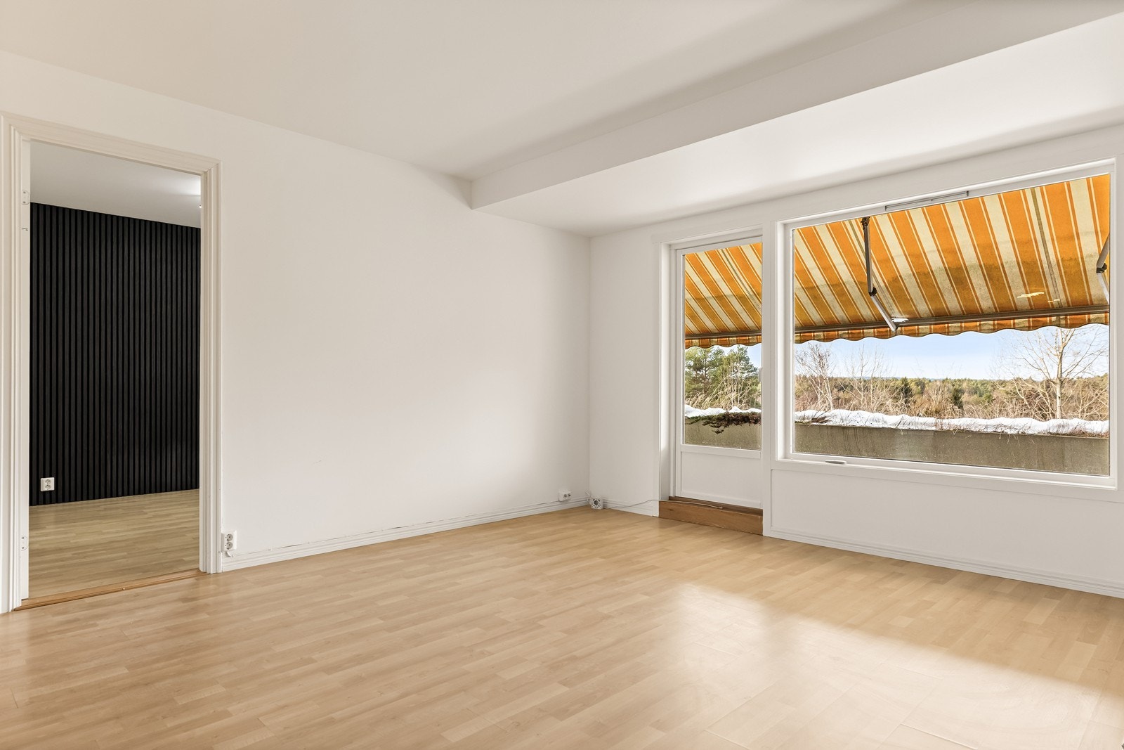 Fra stuen er det direkte utgang til en av leilighetens to balkonger. Galleribilde