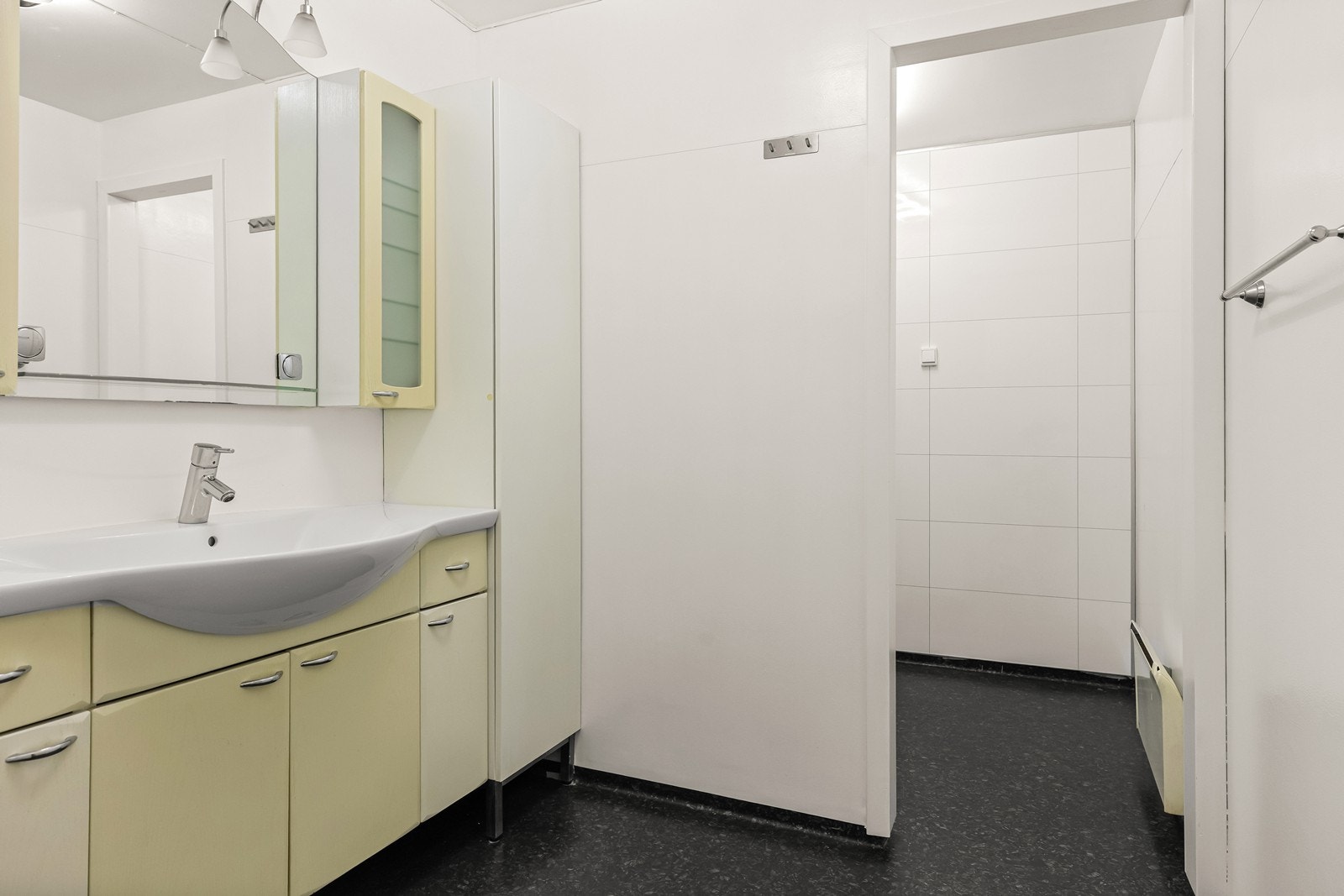 Rommet har en praktisk planløsning med en adskilt dusjnisje. Galleribilde