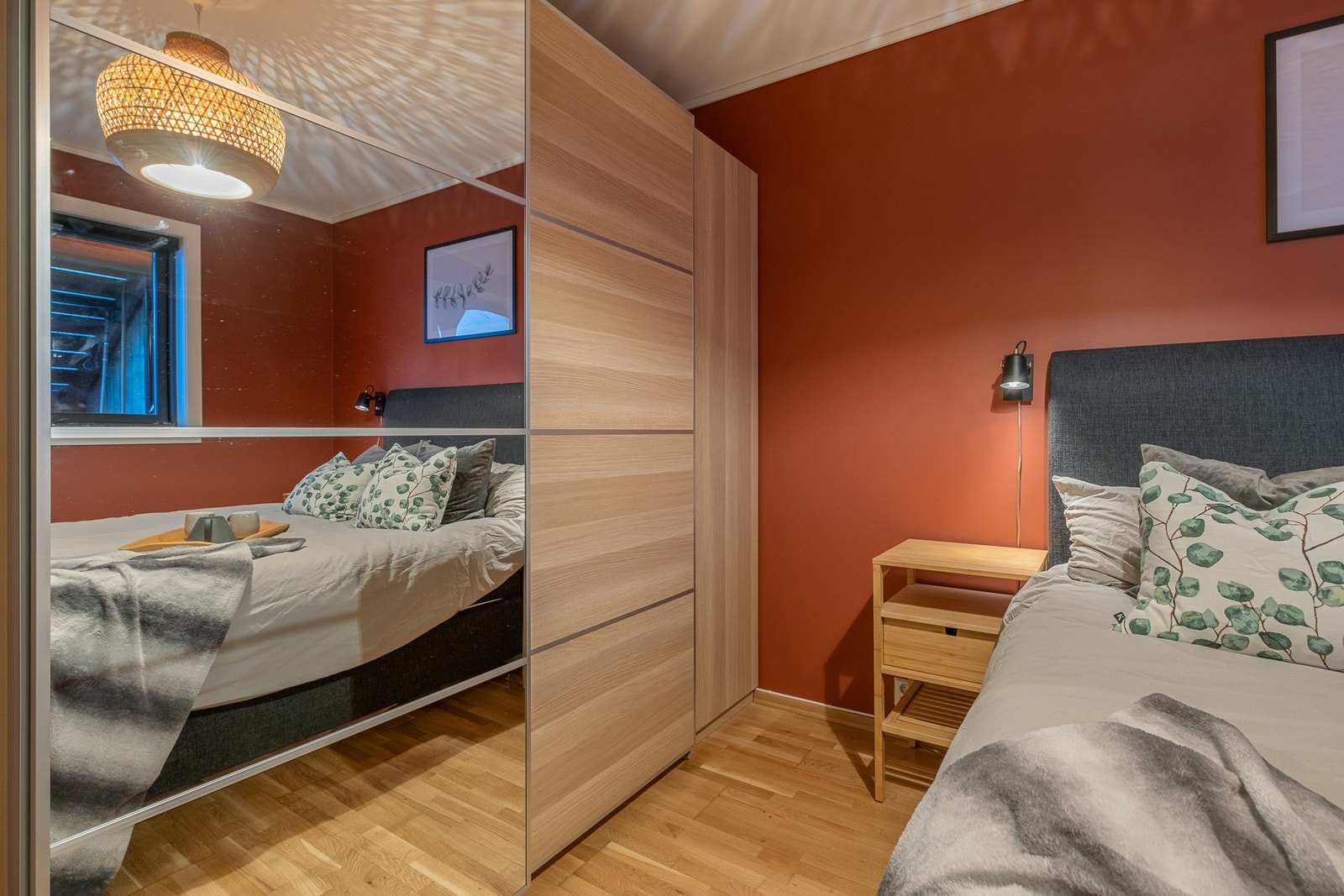 Rommet er innredet med et stort garderobeskap Galleribilde