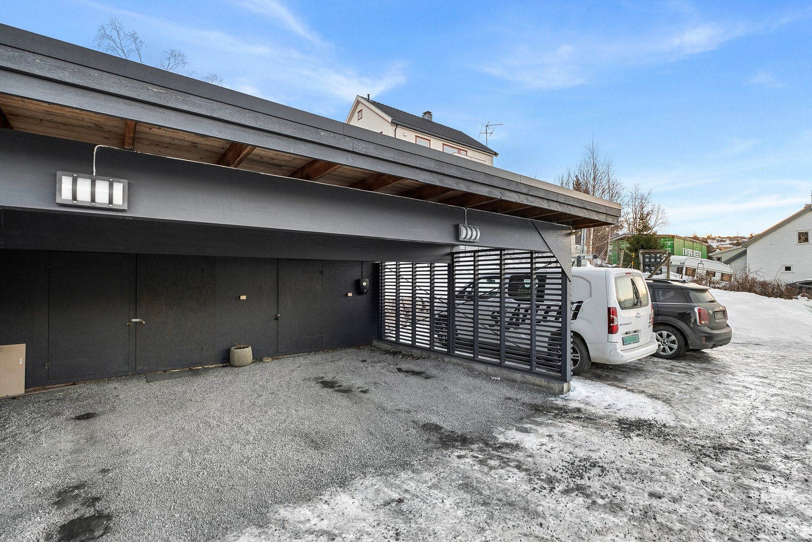 Leiligheten disponerer egen carport til parkering med lader til elbil Galleribilde
