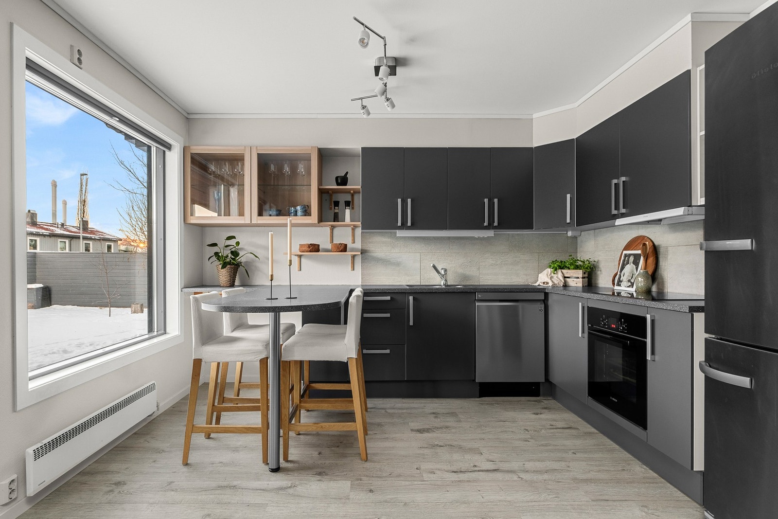 Kjøkkenet har en åpen løsning med stuen Galleribilde