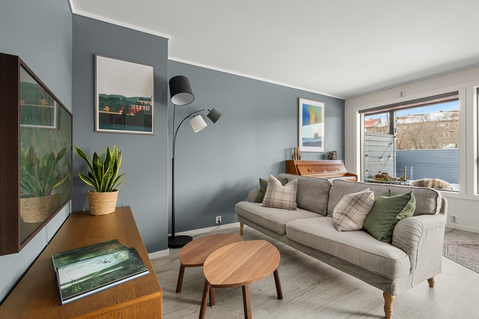 Inn i leiligheten har man en romslig stue som måler hele 26,5 kvm Galleribilde