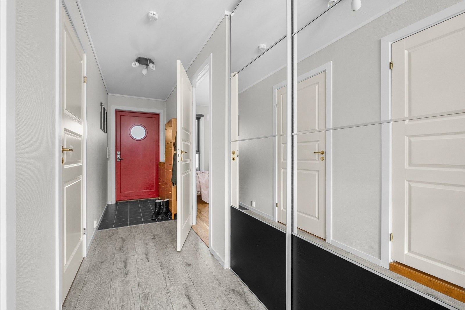 Innbydende entrè med plass til å henge fra seg sko og yttertøy Galleribilde