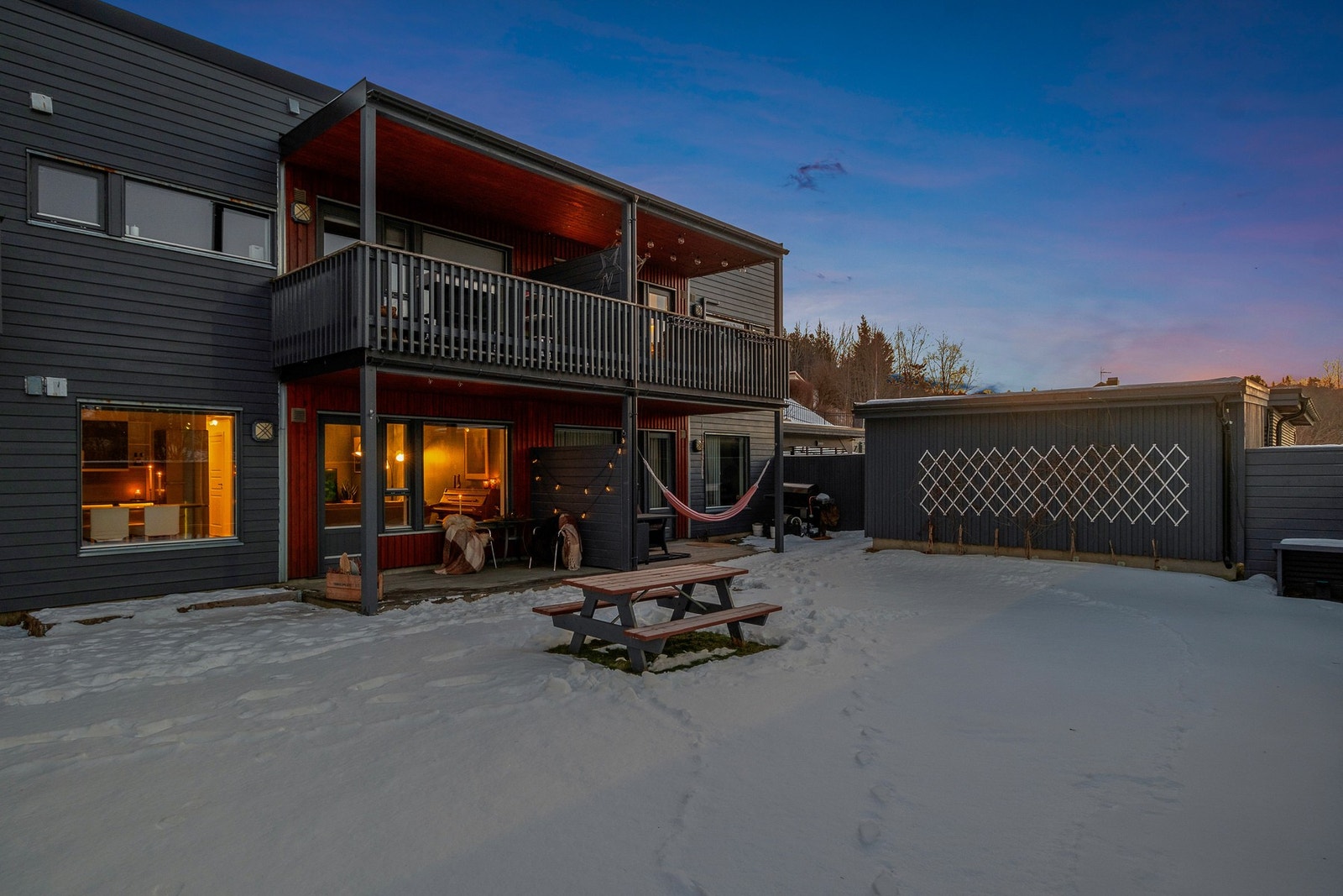 Leiligheten nyter en solrik sørvestvent terrasse på 8,1 kvm Galleribilde