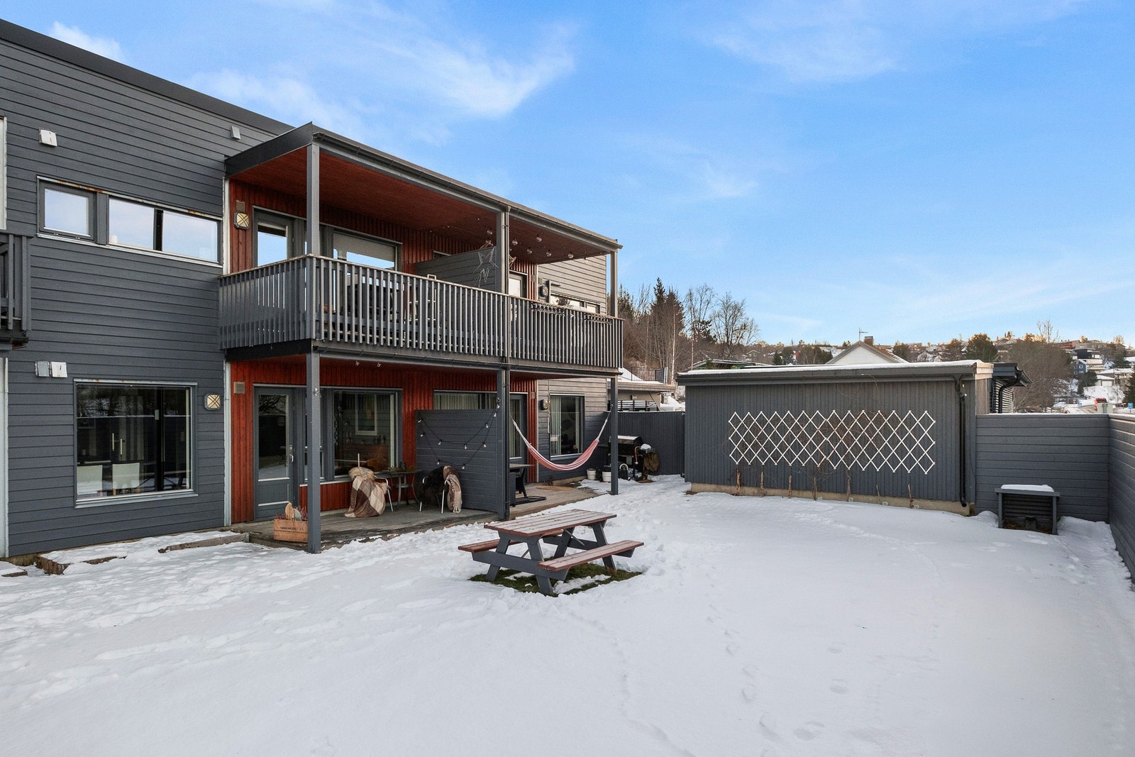 Boligen ligger i første etasje som gjør at man kan nyte stor felles hage som beboerne kan benytte seg av Galleribilde