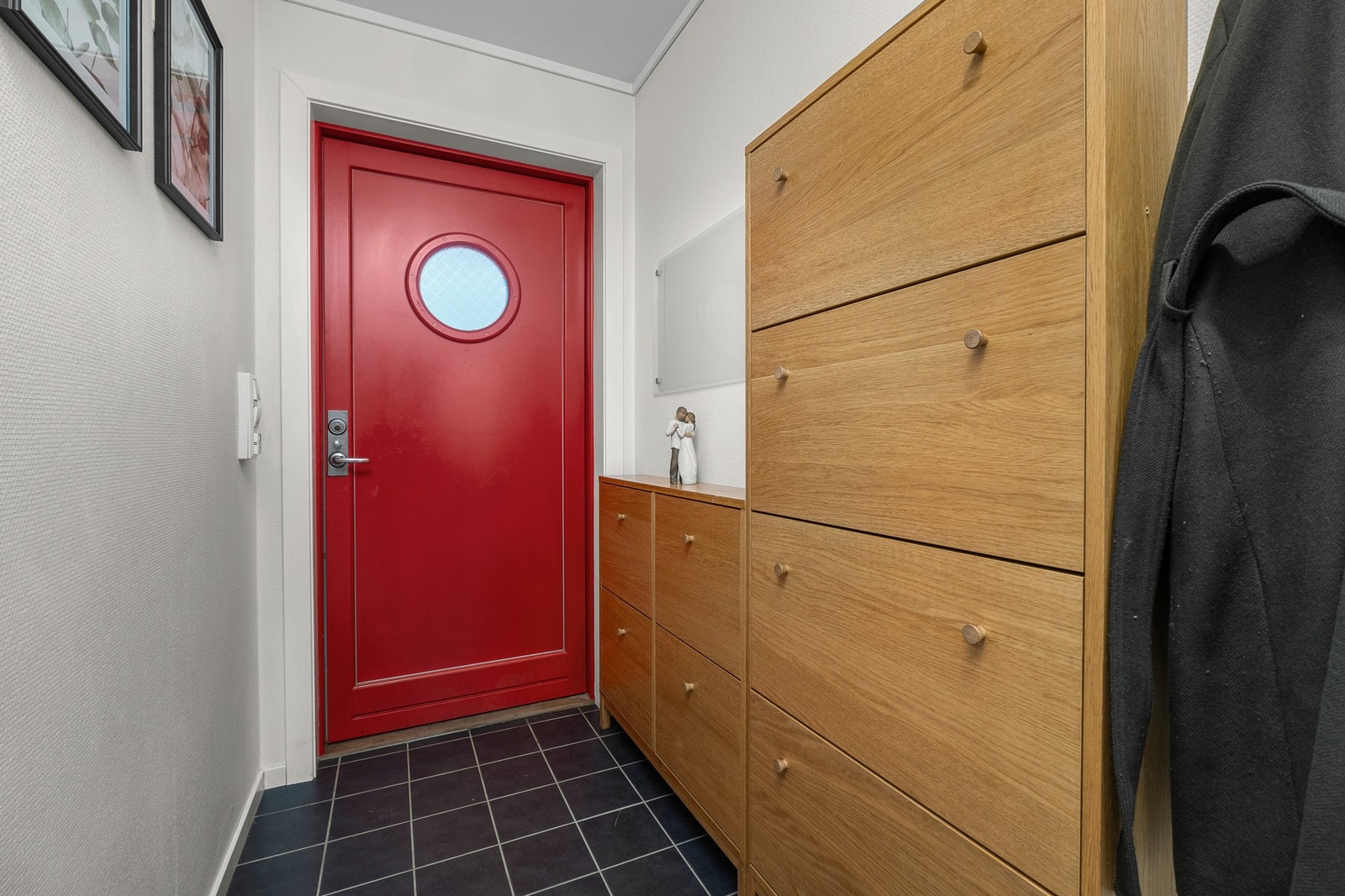 Innbydende entrè med plass til å henge fra seg sko og yttertøy Galleribilde