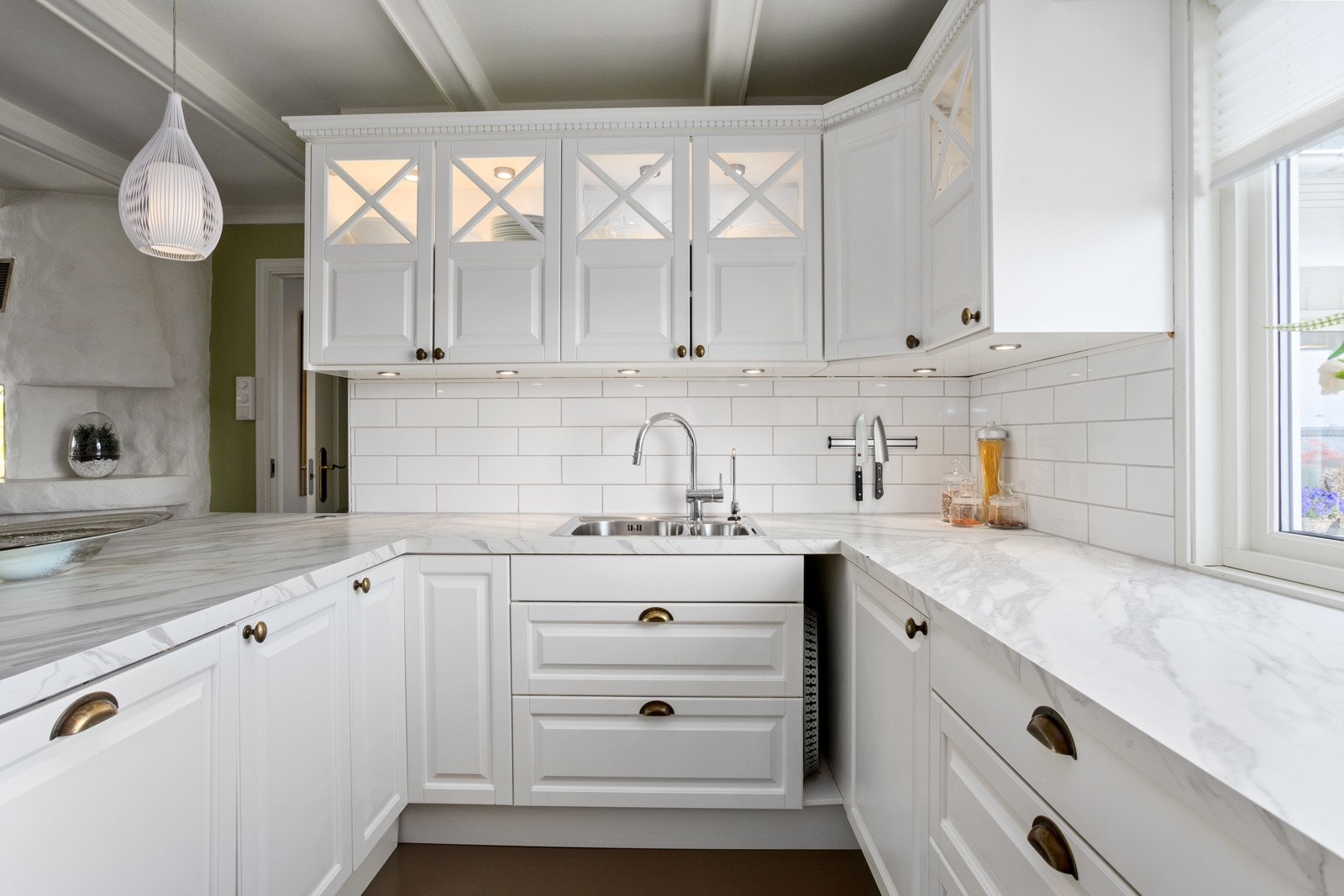 Frontene er profilerte. Skap med glassdører og flott belysning. Galleribilde