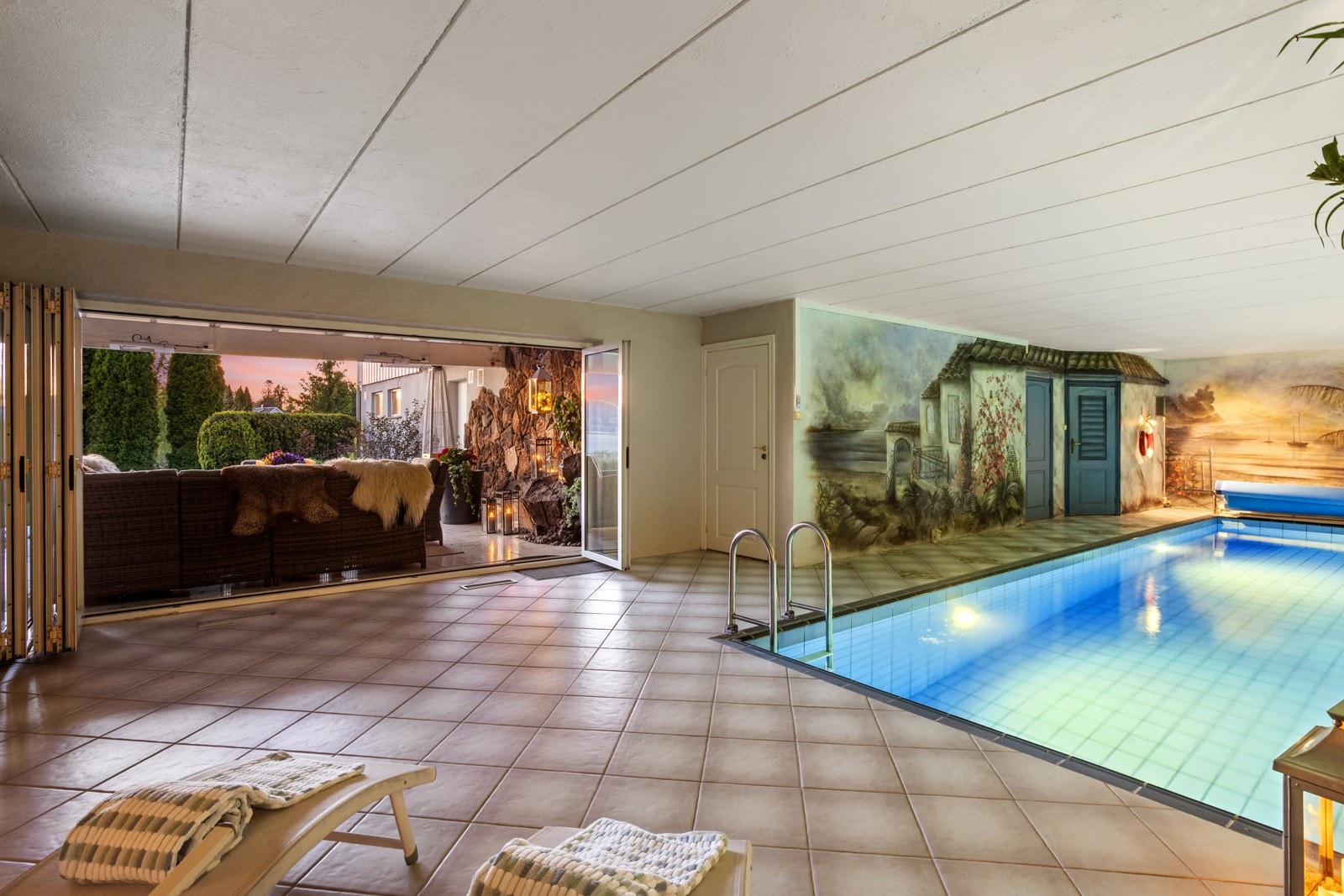 Stort bassengrom med plass til treningsapparater. Det er foldedør ut til usjenert og solrik uteplass. Galleribilde