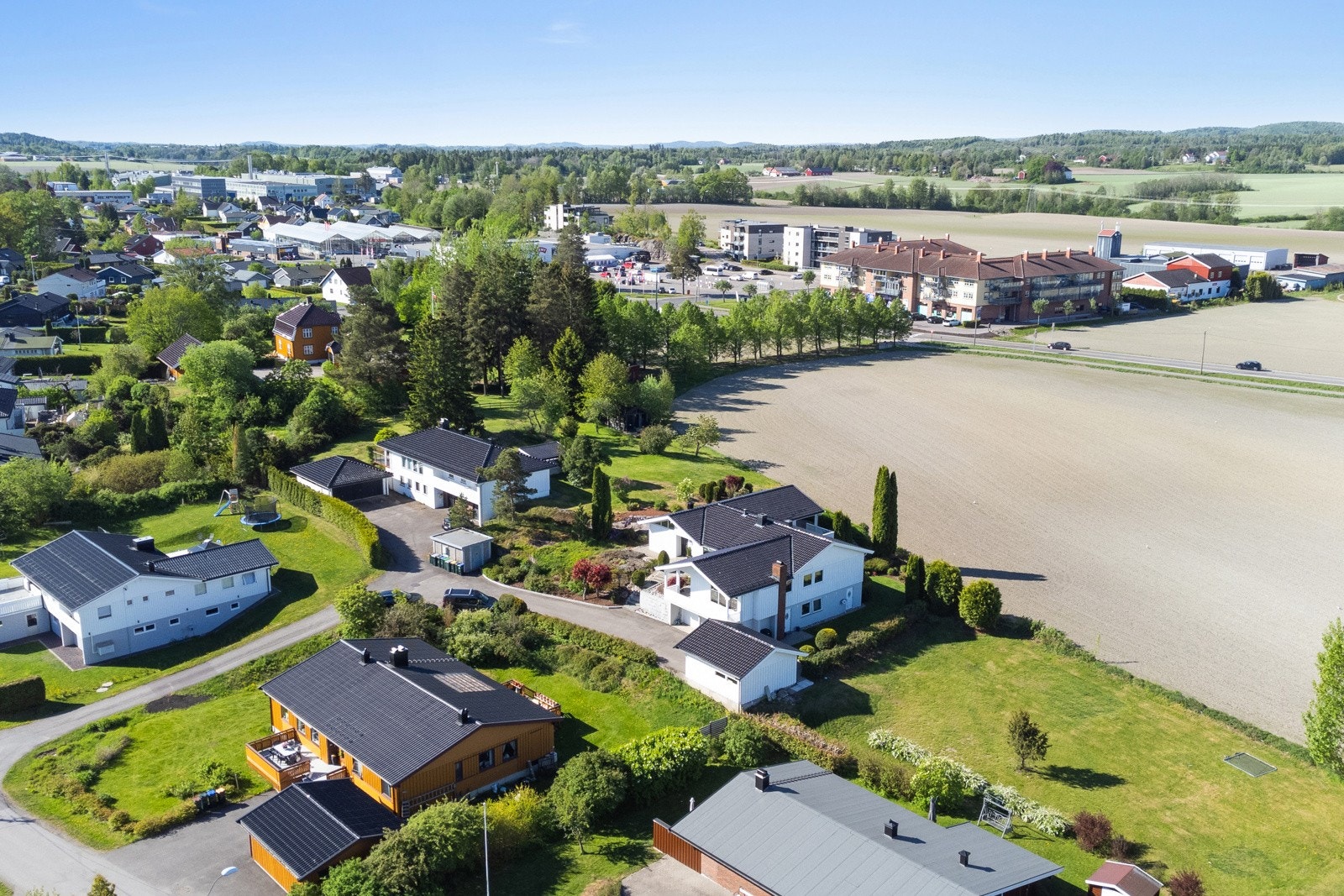 Boligen ligger innerst i veien. Platåveien har skilt med gjennomkjøring forbudt som hindrer mye biltrafikk. Galleribilde