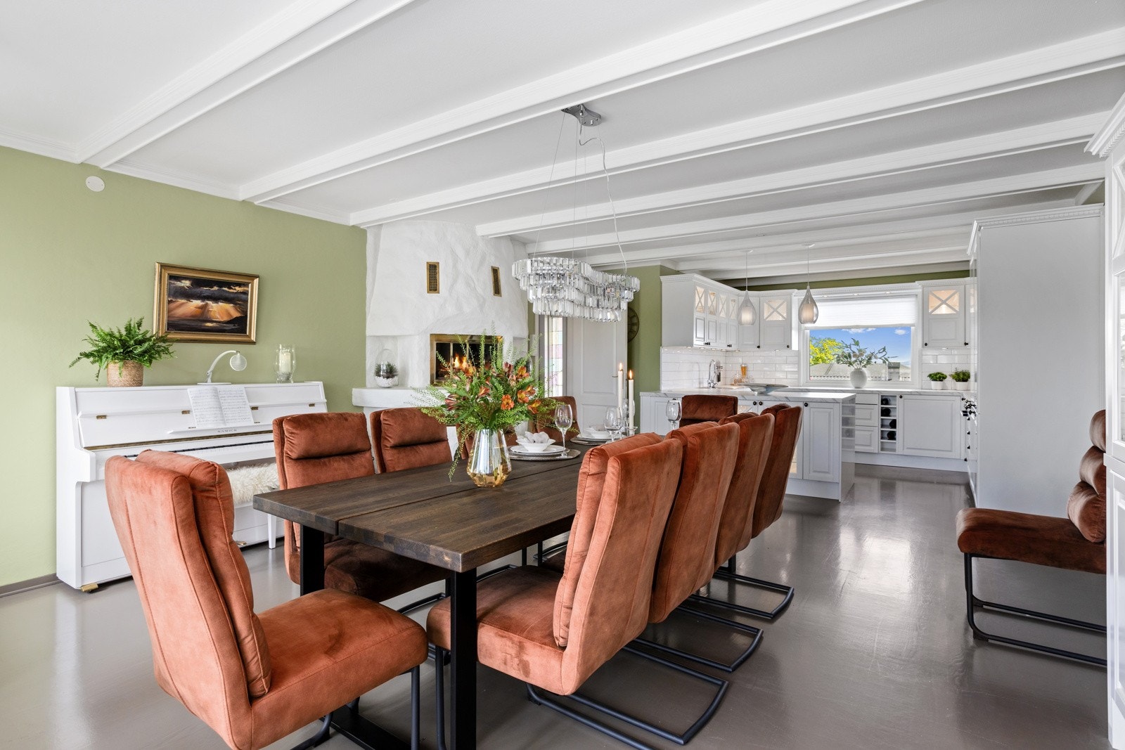 Stort og hyggelig kjøkken med plass til langbord. Peisen skaper stemning ved middagsbordet. Galleribilde