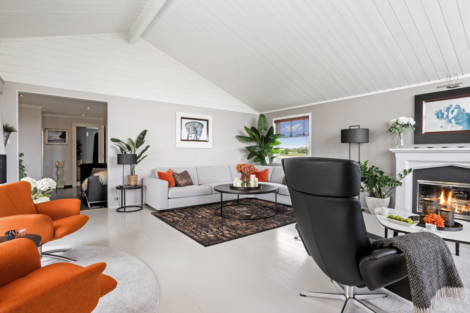 Stuen er lettmøblert med god plass til ønsket møblement. Galleribilde