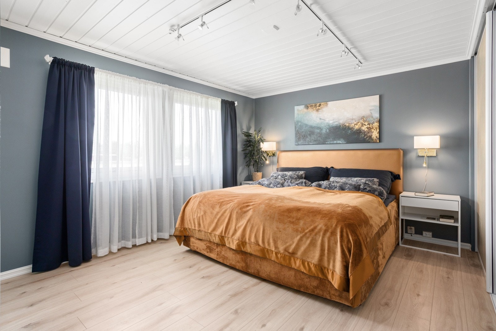 Hovedsoverommet har skyvedørsgarderobe og plass til dobbeltseng. Galleribilde