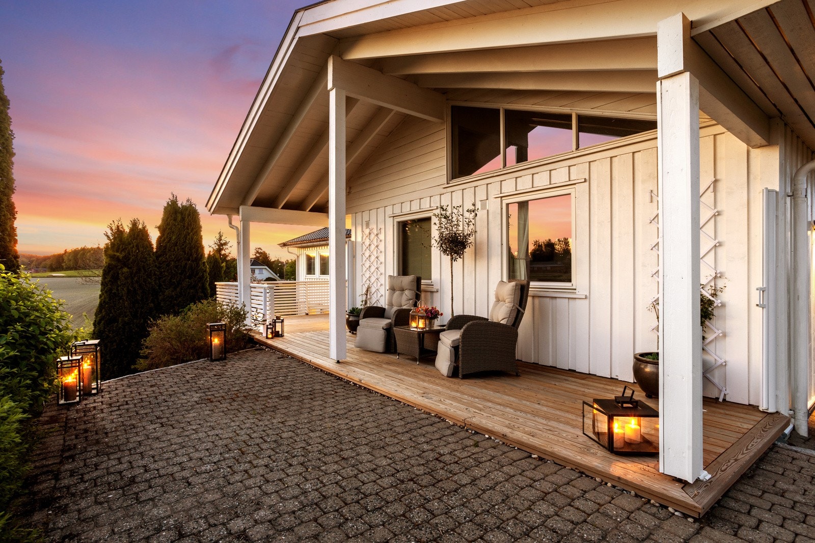 Tomten er meget pent opparbeidet, frodig men likevel lettstelt. Flere terrasser/uteplasser på totalt 60 kvm. Galleribilde