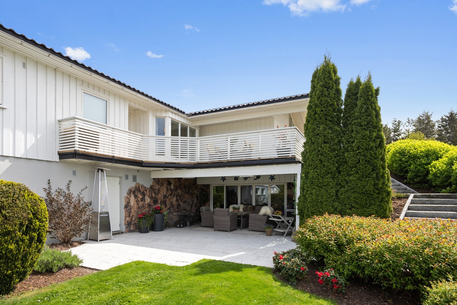 Hagen er utformet i forskjellige soner så man kan flytte seg rundt etter solen. Galleribilde