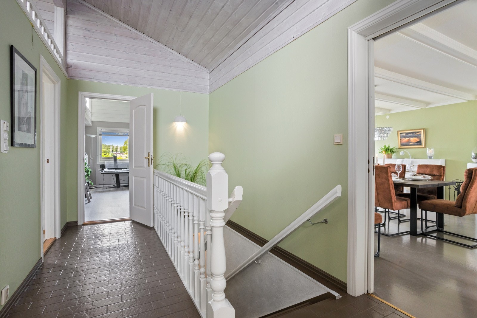 Gang med trapp ned til underetasjen. Galleribilde