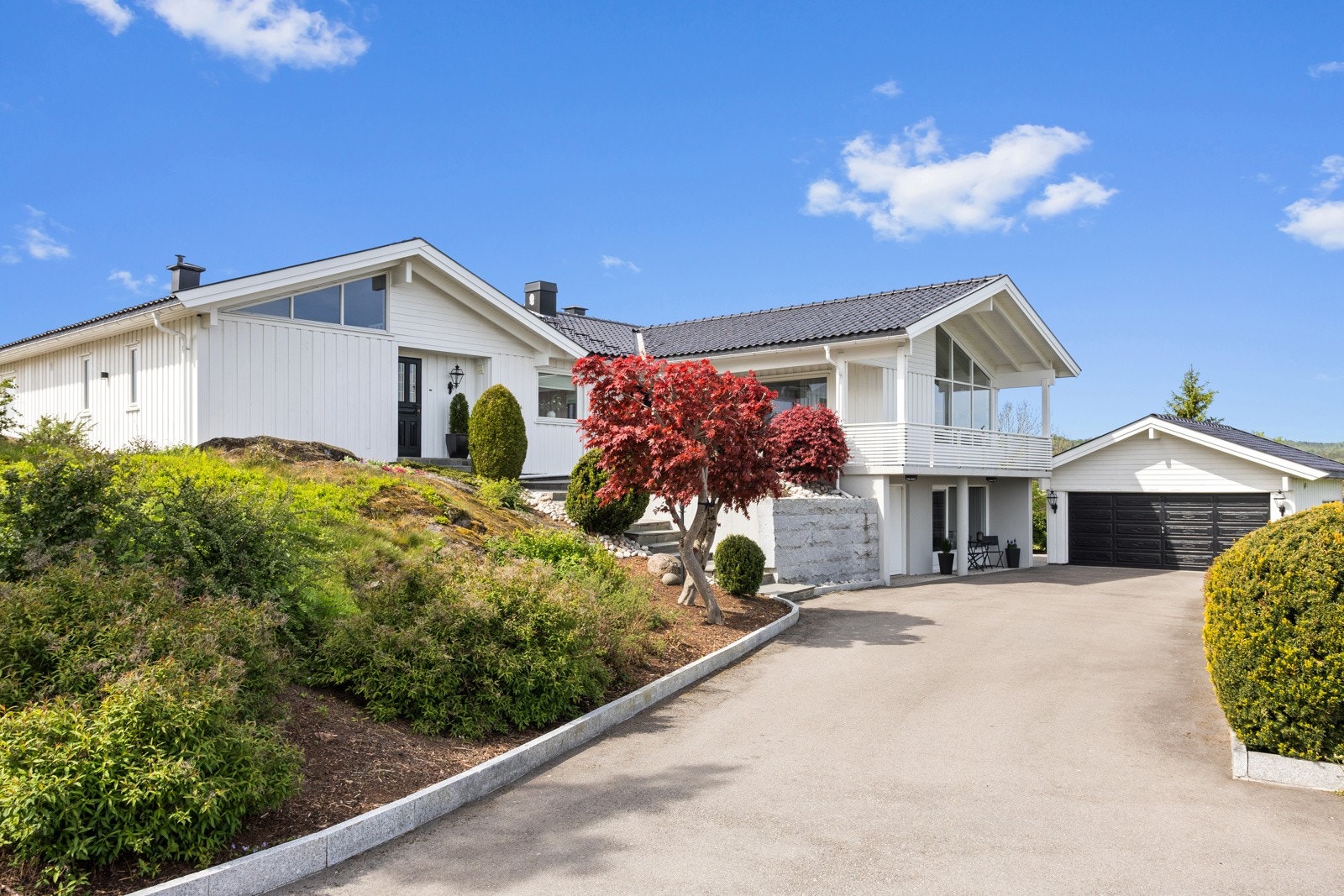 Gode parkeringsmuligheter på gårdsplassen og i den doble garasjen. Galleribilde