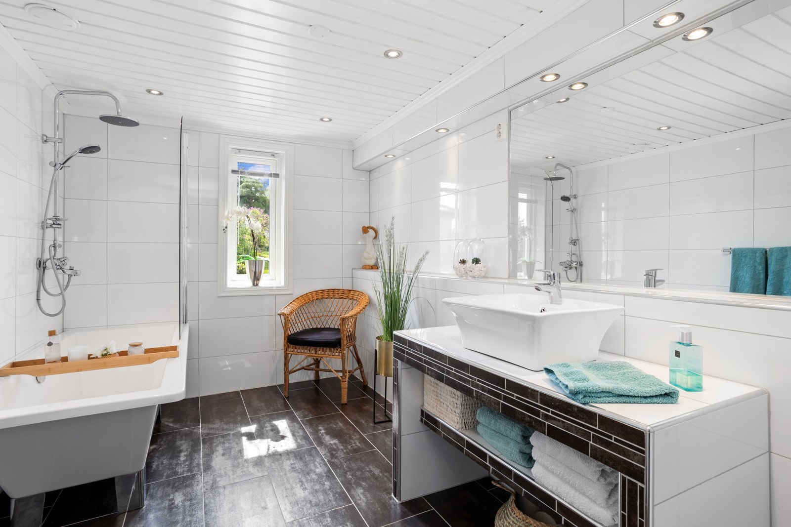 Pent bad pusset opp i 2017. Badet har badekar og regnfallsarmatur tilknyttet. Galleribilde