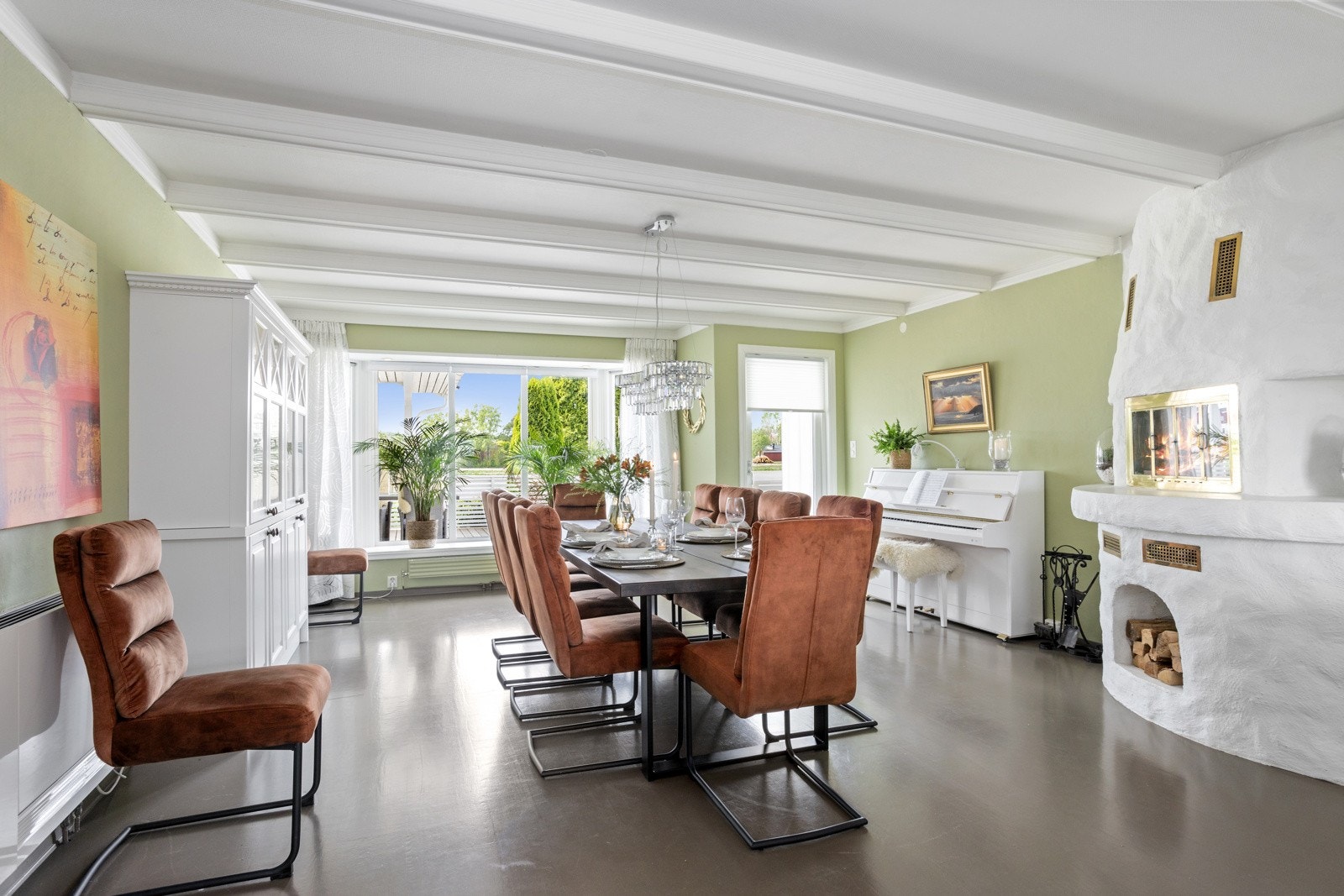 Her er det flott gjennomlys og god takhøyde som gir en god romfølelse. Galleribilde