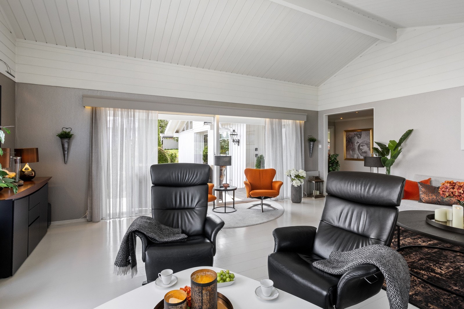 Gode lysforhold og utgang til terrassen via skyvedør. Galleribilde